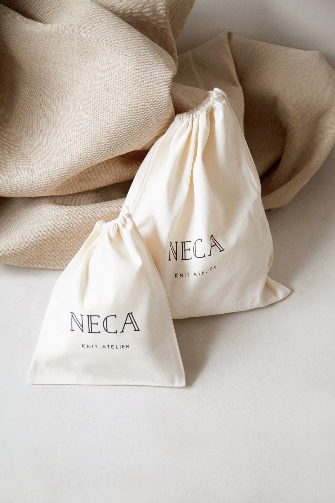 Peça bem cuidada dura muito mais! Isso não é nenhum mistério, não é?No intuito de facilitar isso disponibilizamos na loja online as peças de cuidado: os saquinhos de algodão são fundamentais.
O truque é escolher o tamanho certo para sua peça.
O saquinho evita o contato com outras peças que possam sujar ou puxar fios, enquanto evita que insetos como traças danificam sua roupa. Por ser de algodão ele deixa sua peça respirar sem chance de embolorar ou criar cheiros desagradáveis, como saquinhos plásticos.