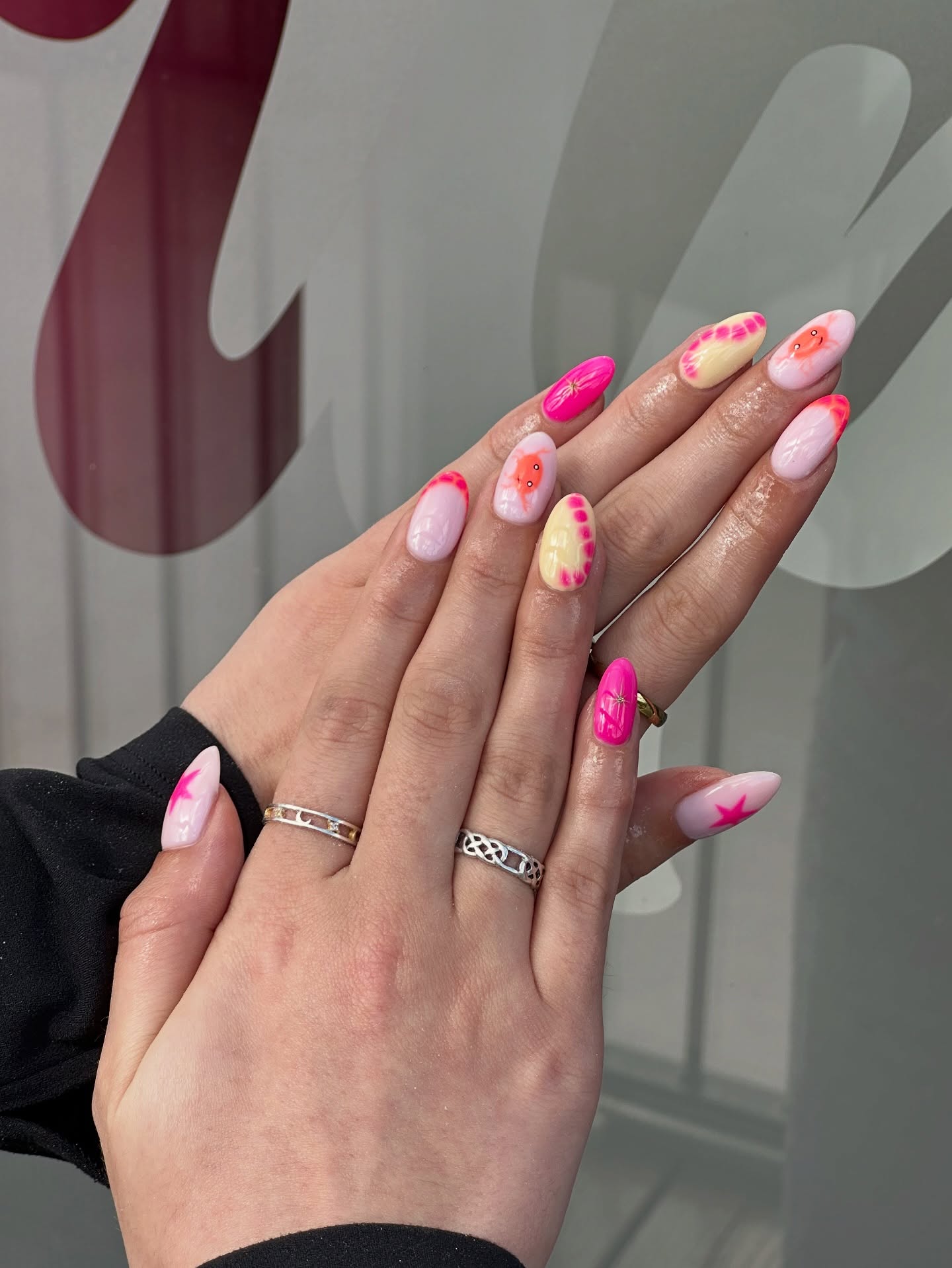 Serving soft girl spring with a neon twist 💅🌸✨
Glossy pinks, dreamy blends & the cutest little details… obsessed is an understatement 💖🦀
#NailInspo #SpringNails #BIABNails #NailArt #FreshSet
