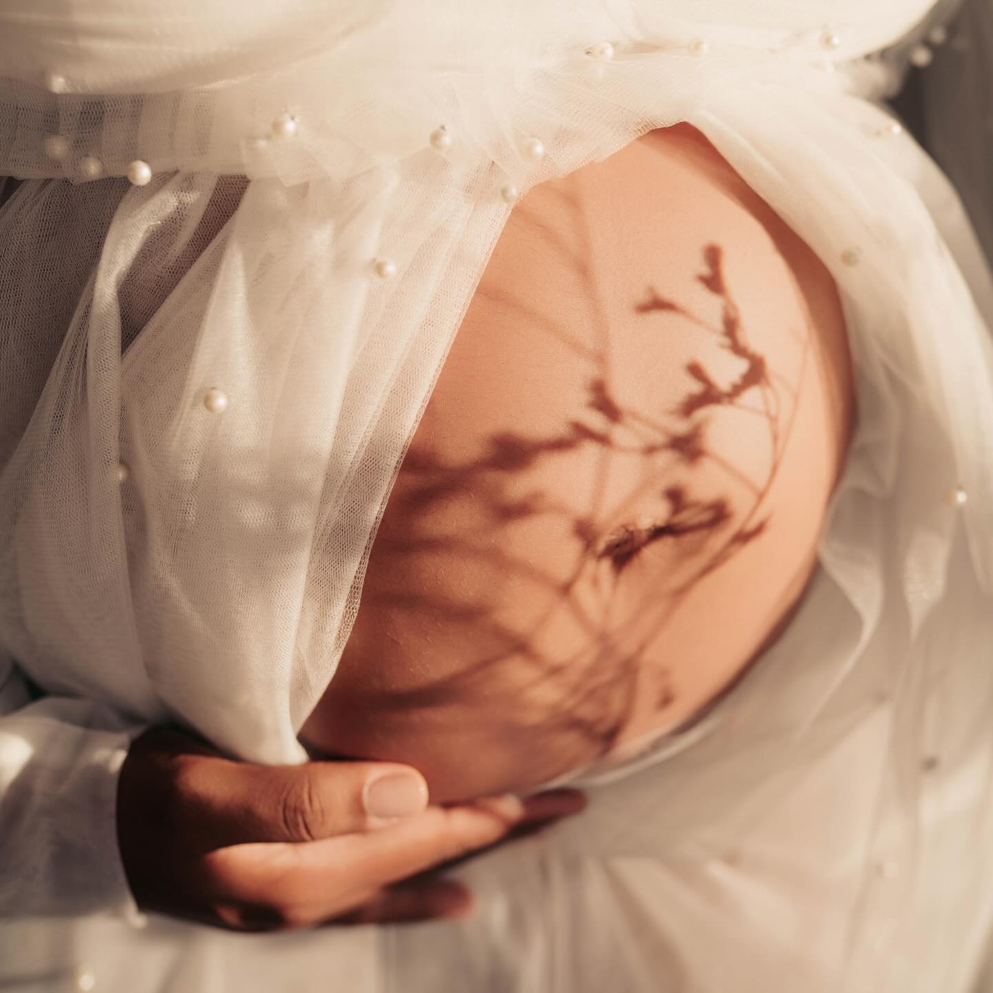 Do you think this image was taken in a studio or outdoors?
Denkst du, dieses Bild wurde in einem Studio oder draussen aufgenommen?
🤗🤍.
.
.
.
Newborn, Family & Maternity Photographer in Zürich area | Ksenia Photography
.
.
Neugeborenen-, Familien- & Schwangerschaftsfotografin im Raum Zürich | Ksenia Photography
.
.
.
.
#maternityphotography #motherhood #zurich_switzerland❤️ #newlife #schwangerschaftshooting