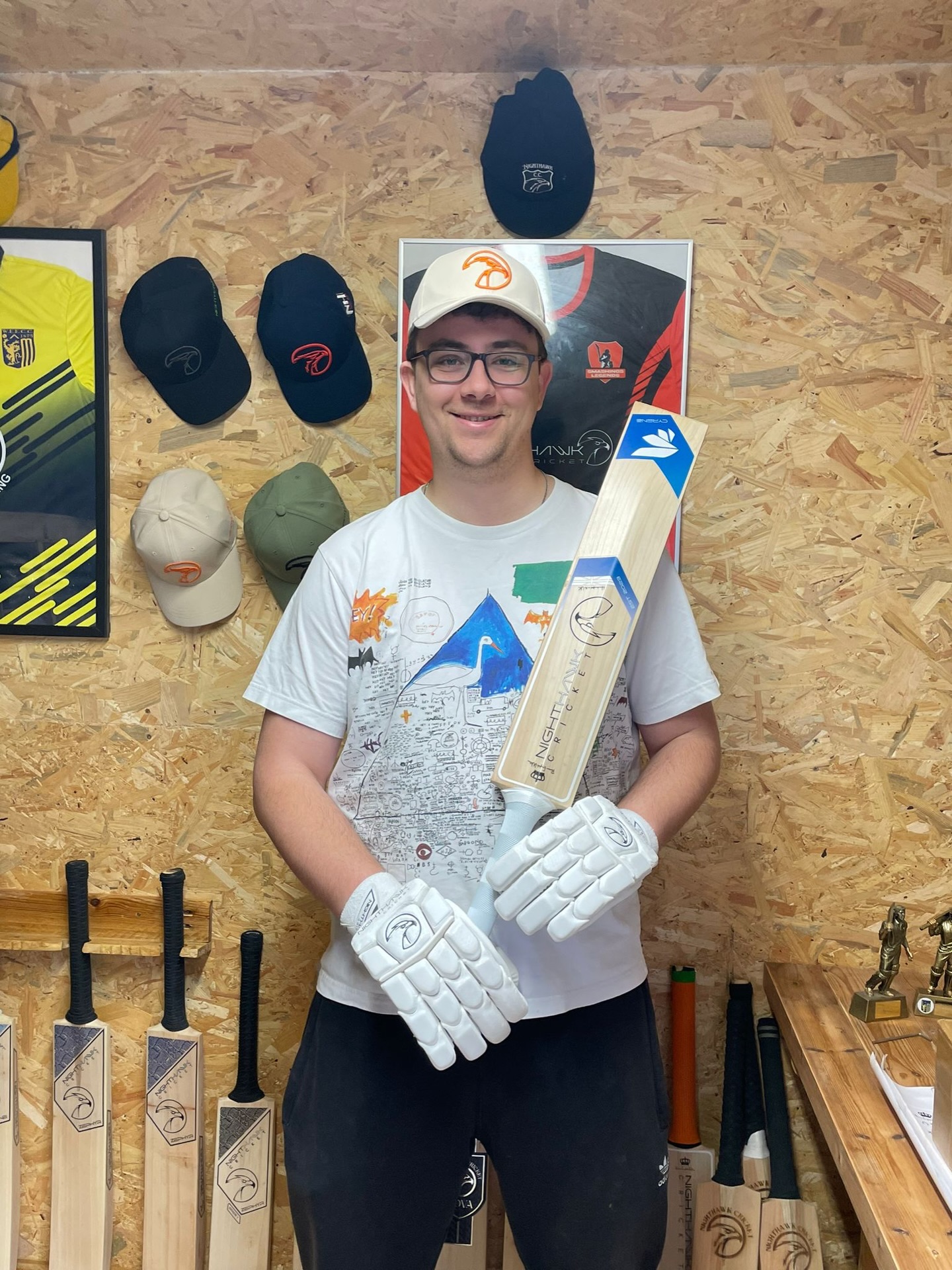 Great to see @jameshannon_ at HQ to collect his custom Nighthawk Cyrene! Long Handle, Long blade- made to clear Long boundaries. 💪
Serious piece of willow, an looking forward to seeing the runs flow in 2026!
📍 Walton-on-Thames | 📩 DM to come see us
#NighthawkCricket #CustomBat #Cyrene #PlayersBat