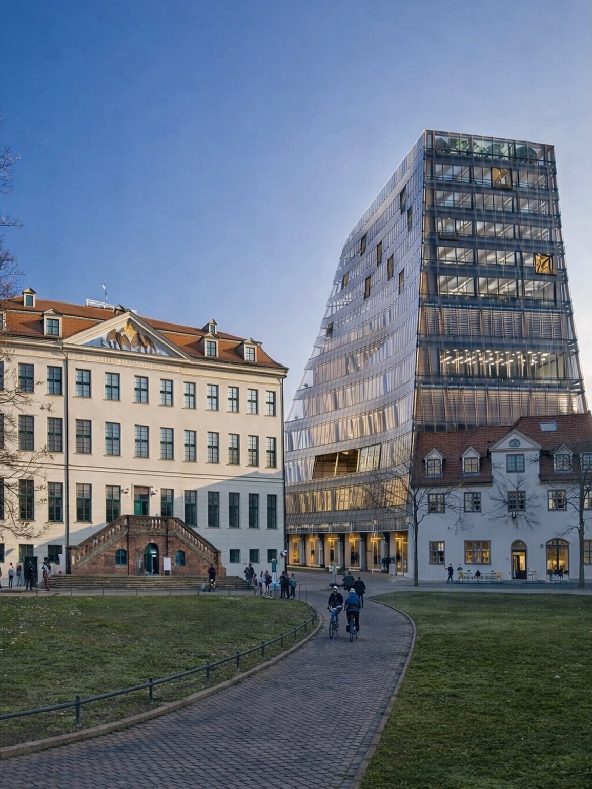 𝗡𝗲𝘂𝗲𝗿 𝗦𝘁𝗮𝗻𝗱𝗼𝗿𝘁 𝗳ü𝗿 𝗭𝘂𝗸𝘂𝗻𝗳𝘁𝘀𝘇𝗲𝗻𝘁𝗿𝘂𝗺
Die Diskussionen um den Standort reißen einfach nicht ab. Gefühlt wird mehr über den Ort gestritten als über die Idee selbst.
Deshalb macht die SPD nun einen Vorschlag: Wir wollen das Zukunftszentrum in den @franckesche_stiftungen errichten. Schon in diesem Monat kann der Stadtrat unserer Idee zustimmen.
Dort trifft gelebte Geschichte auf den Blick nach vorn. Ein Ort, an dem seit Jahrhunderten Bildung und gesellschaftlicher Fortschritt zuhause sind, wäre schließlich prädestiniert dafür, auch über die Zukunft Deutschlands nachzudenken.