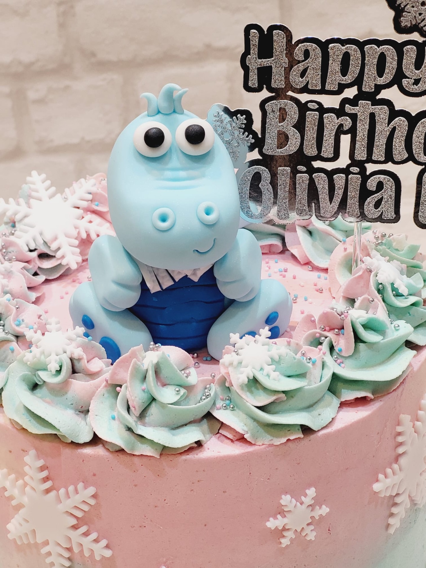 We love creating little fun characters for our cakes 🦛
Happy Birthday to Olivia! We created this adorable, icy-cool hippo cake with swirl frosting and festive snowflakes. It’s almost too cute to eat!
#NorthWalesCakes #JammyJamCakes #CelebrationCakes #CustomBirthdayCake #BespokeCakes