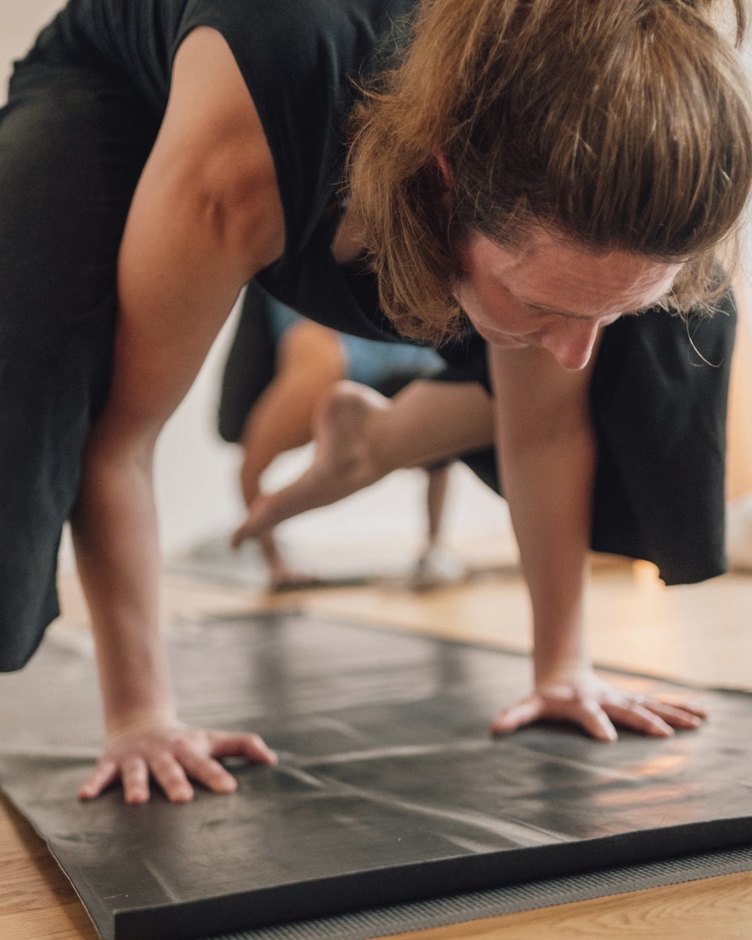 Elli und Sara sind back in Trier & freuen sich auf unsere nächste Community Class mit Euch 😍!
EXPLORING ARM BALANCES mit Elli
Eine intensive Praxis, die dich Schritt für Schritt in Armbalancen und neue Übergänge führt.
Wir arbeiten an Ausrichtung, Körperbewusstsein und verstehen die Details hinter der Form, für mehr Klarheit und Leichtigkeit in deiner Praxis.
Für alle mit regelmäßiger Yogapraxis, die tiefer gehen möchten.
11.4.26: 11.30 – 13.30 Uhr
Danach: vegan/vegetarischer Mitbring-Brunch Zeit für Austausch & gemeinsames Genießen.
Let’s move together ✨
Booking via Eversports
#yogacommunity #community #yogaintrier #trier yogaworkshop