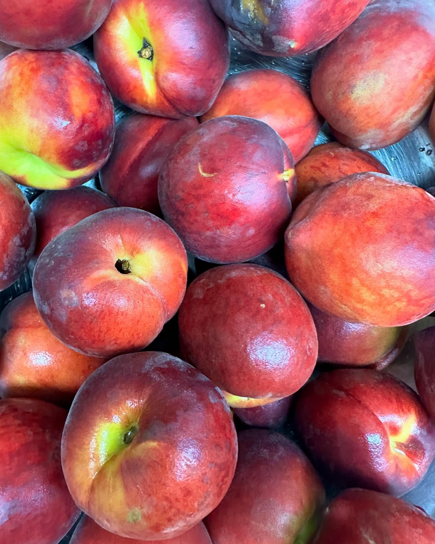 When life gives you peaches, make a peach tart!!!! Another dessert for a beautiful evening under @chefamandaf’s delightful menu (thank you @zincagency for having me 😘). Peach tart with a thin layer of frangipane (really to keep the fruit in place and avoid the pate brisée from becoming wet), brushed with peach jam to give some shine and a bit of sweetness… I marinated the peaches in some lemon juice/zests and a bit of sugar for 1 hour, it gives a very floral taste and intensifies the peach flavor! @chefamandaf and chef aarondiener, you both rock!! I am so grateful for so much support, friendship and love ♥️ #bitingintoahug #bakestagram #bakedgoods #bakedfromscratch #bakedjoy #fromfashiontobaking