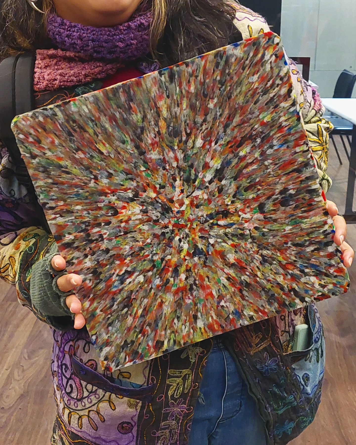 Reciclagem de resíduos de PLA?
TEMOS!!
O PLA é aquele plástico usado para impressões 3D.
Um termoplástico biodegradável de origem natural e fontes biodegradáveis, como amido de milho e cana de açúcar.
Desde o início de Junho, a #maravilixo está participando do Ateliê Aberto de Tecnologias e Artes do @sescavpaulista, e juntamente com os participantes da atividade estamos fazendo muitos e muitos testes com nosso maquinário #preciousplastic para a transformação desses resíduos gerados em diversas unidades do próprio SESC!
No carrossel, há registros de algumas peças que o pessoal produziu e se surpreendeu com os resultados e cores finais! 😍
Tivemos até um cinzeiro meio Salvador Dali que nos encantou demais, mesmo que a primeira impressão foi de que tinha dado errado!
Os processos experimentais e esse trabalho com reciclagem realmente nos ensina a abrir a cabeça, pois muitas surpresas boas podem vir quando desapegamos do "resultado ideal esperado"!
E aí? Curtiram??
Bora para nossa última oficina hoje a partir das 19h30?!
Venham se esquentar perto das máquinas quentes e com muita mão na massa! 😎♻️❤️🔥
Local: Av Paulista, 114 - 4° andar (Tecnologias e Artes)
É de graça!!