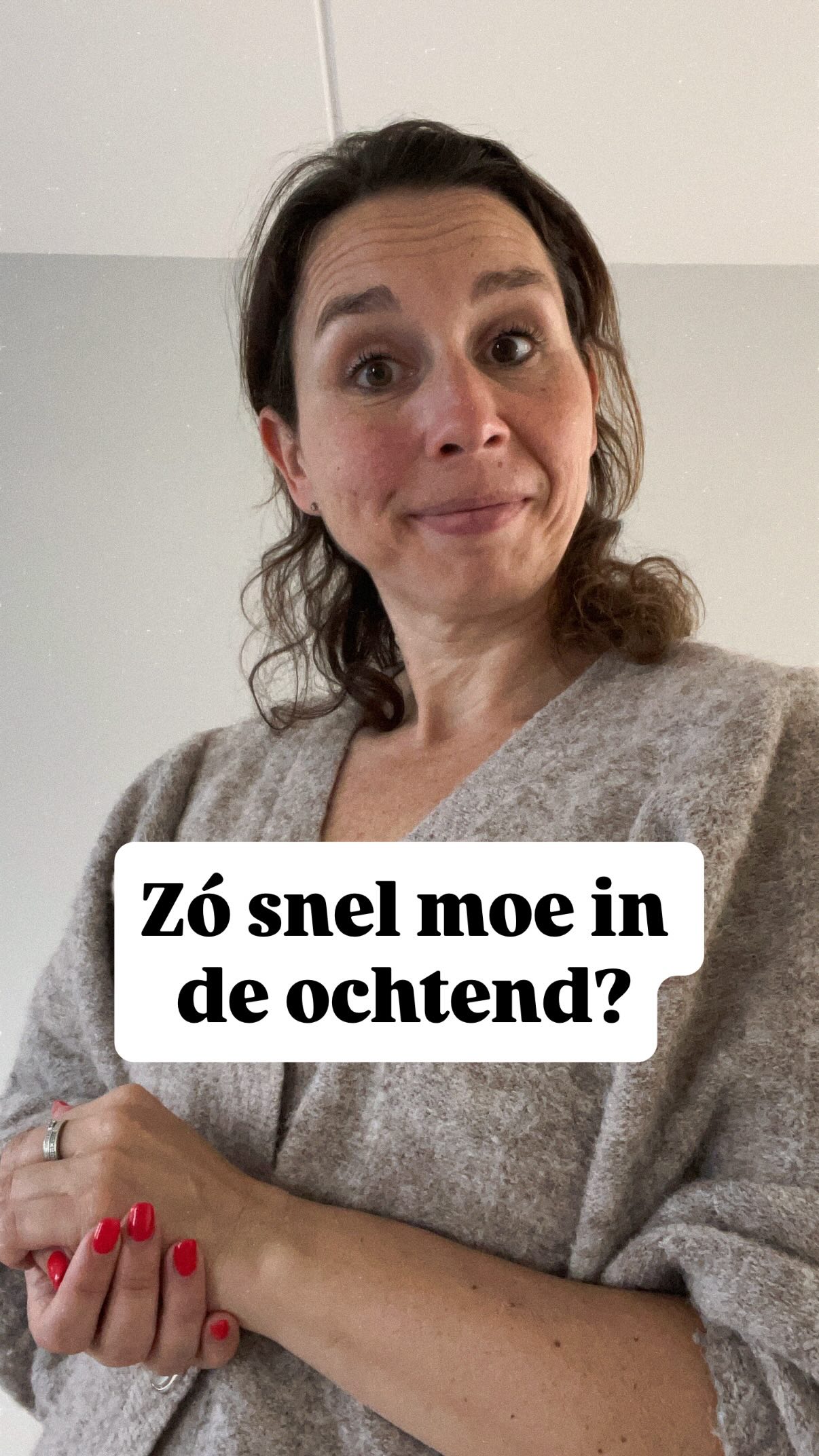💫Snel weer moe in de ochtend?
Je probeert je zo goed mogelijk aan de wakkertijden te houden maar wat je ook probeert, je kindje is in de ochtend altijd zo snel weer moe en wil dan al heel snel zijn eerste slaapje gaan doen.
Begint je kindje na drie kwartier alweer te gapen of in de oogjes te wrijven?
—> Dat kan verschillende oorzaken hebben:
🔥De nachten verlopen onrustig of je kindje is in de nacht veel wakker geweest. Dan is het niet zo gek dat hij of zij alweer snel moe is in de ochtend. Dan mag je best die wakkertijd iets inkorten (20-30 min) en je kindje iets eerder op bed leggen. Je wilt dan aan de slag met betere slaap in de nachten en dan zal je kindje vanzelf die wakkertijd in de ochtend beter gaan volhouden
🔥 Het kan ook gewenning zijn. Als je kindje al een periode gewend is om snel na de start van de dag weer naar bed te gaan, dan blijft je kindje ook snel moe worden. Kijk dan even goed naar je wakkertijd. Wat doe je in die wakkertijd en kun je al deze activiteiten een beetje rekken? Maak die wakkertijd voorspelbaar zodat je kindje weet wanneer dat slaapje eraan komt en dan pas die signalen van moeheid gaat laten zien.
🔥Te lang blijven ‘snoozen’ in de ochtend. Als je ’s morgens nog even lekker samen in bed blijft liggen terwijl je kindje al wakker is, dan blijft het eigenlijk een beetje in die slaapstand. Dan zien we vaak dat kindjes al snel na het opstaan weer moe worden. Zorg dus na wakker worden zo snel mogelijk voor licht, voeding en interactie om je kindje te laten zien dat de dag is begonnen.
🔥Hoe laat was je kindje echt wakker? Soms start je de dag als je je kindje hoort, maar ligt je kindje misschien al een half uur rustig wakker in zijn bedje. Dan zal je kindje ook sneller weer moe zijn en lijkt het misschien alsof het de wakkertijd niet volhoudt.
🫶Is jouw kindje in de ochtend al snel toe aan dat eerste slaapje en slaapt het vervolgens lekker? Dus geen hazenslaapjes of juist uren willen slapen? Geef er dan gewoon lekker aan toe. Dan is die kortere wakkertijd nu even passend voor jouw kindje.
Kom je er zelf niet uit of heb je vragen over het ritme of wakkertijden? We denken altijd graag even met je mee.
Liefs,❤️
Patricia