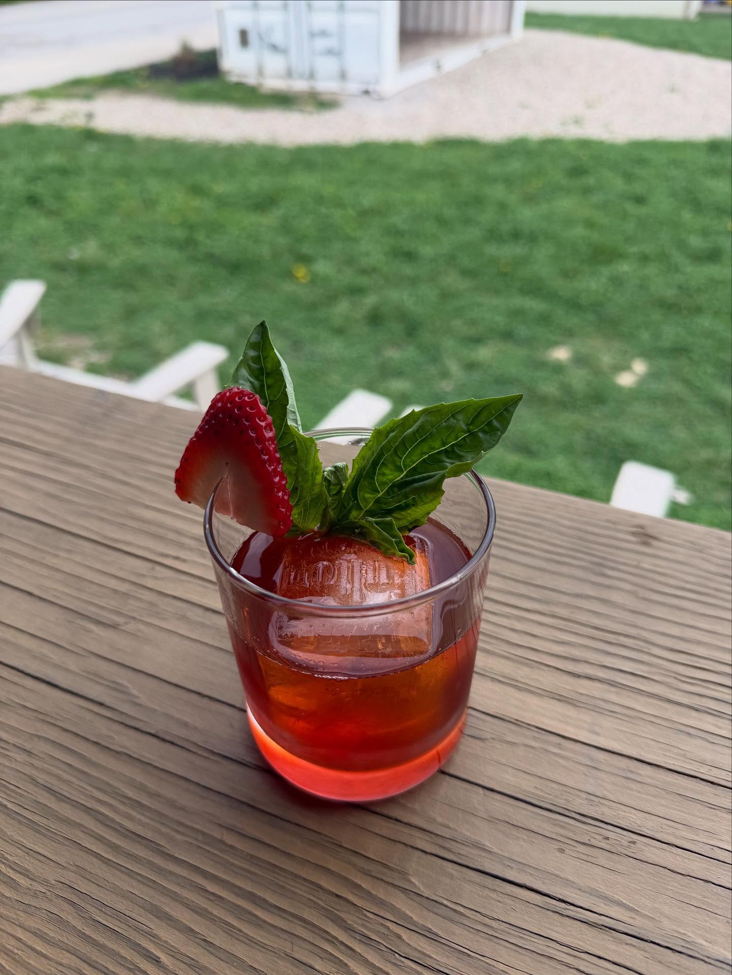 Spring cocktails are HERE! Starting off the weekend strong with a strawberry basil old fashion 🥃🍓
Come on in this weekend to see the rest of our new menu 👀