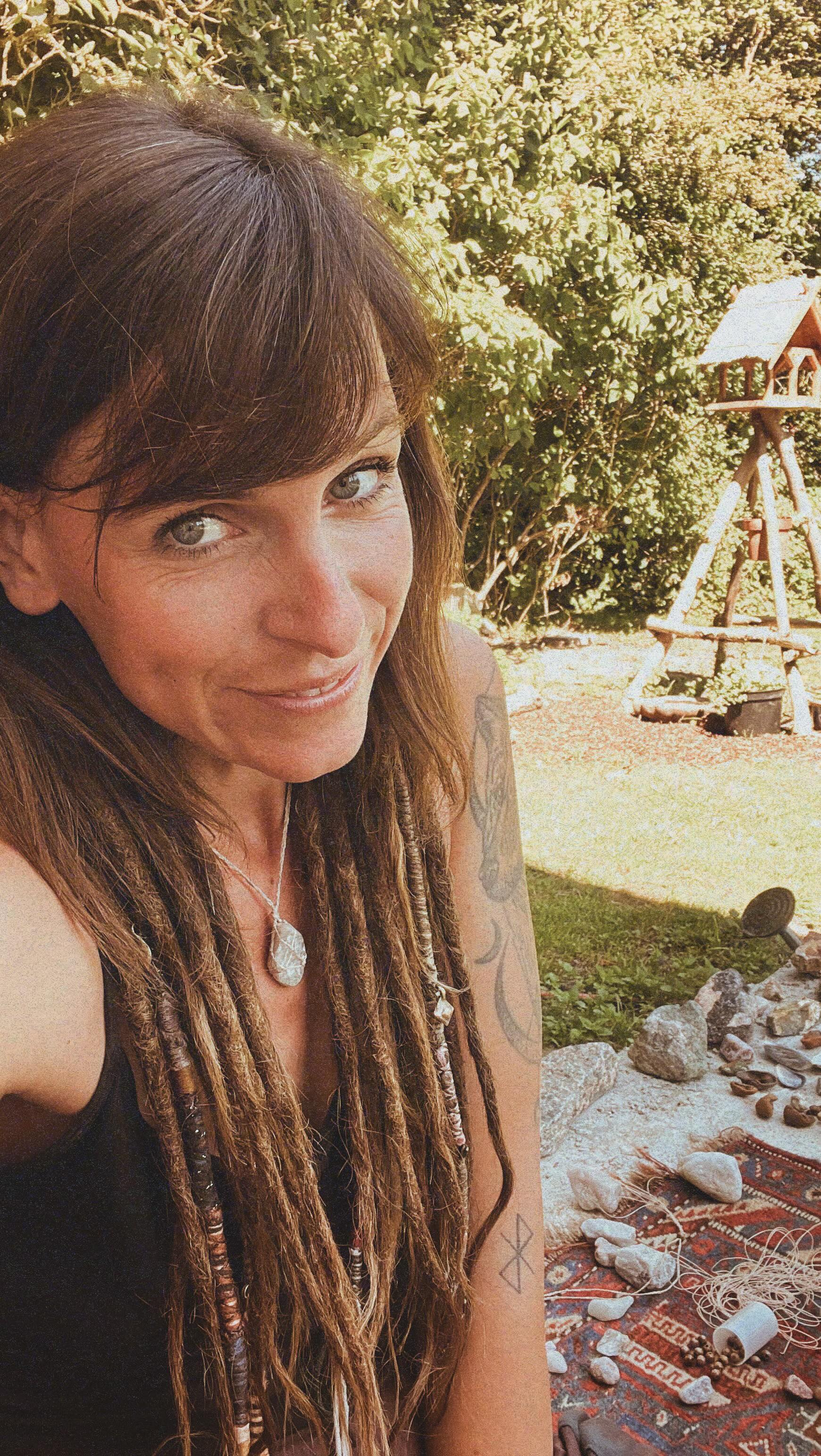 🐚
Wir sehen am Ende oft nur das, was bei uns ankommt.
Das fertige Amulett, die gedruckten Seiten, das liebevoll gepackte Paket, …
Aber was man nicht sieht, ist alles davor.
Die Momente am Meer zum Beispiel.
Wenn ich stundenlang durch den Sand streife, halb suchend, halb einfach nur im Moment und plötzlich liegt da etwas.
Dieser eine bestimmte Stein, ein Donnerkeil, eine Muschel… und ich denke mir jedes Mal:
okay, du kommst wohl mit. :)
Denn ich sammle nichts einfach so, sondern weil ich weiß das diese Schätze bald wundervolle Menschen begleiten werden.
Und irgendwann sitze ich dann wieder an meinem Schreibtisch. Mit deinem Namen.
Deinem Geburtsmoment.
Und tauche ein.
In etwas, das sich jedes Mal anders anfühlt.
Und vor allem eins braucht: Ruhe und Zeit.
Ich schreibe viel. Ich lösche wieder.
Ich sitze auch einfach nur da und starre aus dem Fenster (was ein wichtiger Teil des Prozesses ist ;) ).
Bis sich irgendwann alles zusammenfügt.
So ein inneres „ja… jetzt passt es“.
Ich brenne deine Binderune, halte kurz inne (weil das jedes Mal irgendwie besonders ist), und lege dann alles zusammen, was zu dir gehört: die Steine, die ihren Weg zu mir gefunden haben, die Worte, die entstanden sind, die Kette…
Ganz ohne „schnell fertig werden“.
Weil ich einfach nicht anders arbeiten kann.
Runologie ist für mich kein Produkt. Und es braucht Zeit. Denn es geht um dich…
Es ist etwas so persönliches und kostbares. Ein Sichtbarwerden von dem, was längst da ist, auch wenn man es manchmal selbst vielleicht grade gar nicht so klar sehen kann.
Und vielleicht spürt man genau das, wenn man das Paket dann in den Händen hält: Diesen ganzen zauberhaften Prozess, und für den Moment vielleicht auch wieder ein bisschen mehr sich selbst…
Kennst du deine drei Runen bzw. Archetypen?
Wenn du neugierig bist, was sich in deinen drei Runen für dich zeigt, kannst du ja mal im Link in meinem Profil stöbern. Ich freue mich auf dich.
In Liebe
Kaja 🪶