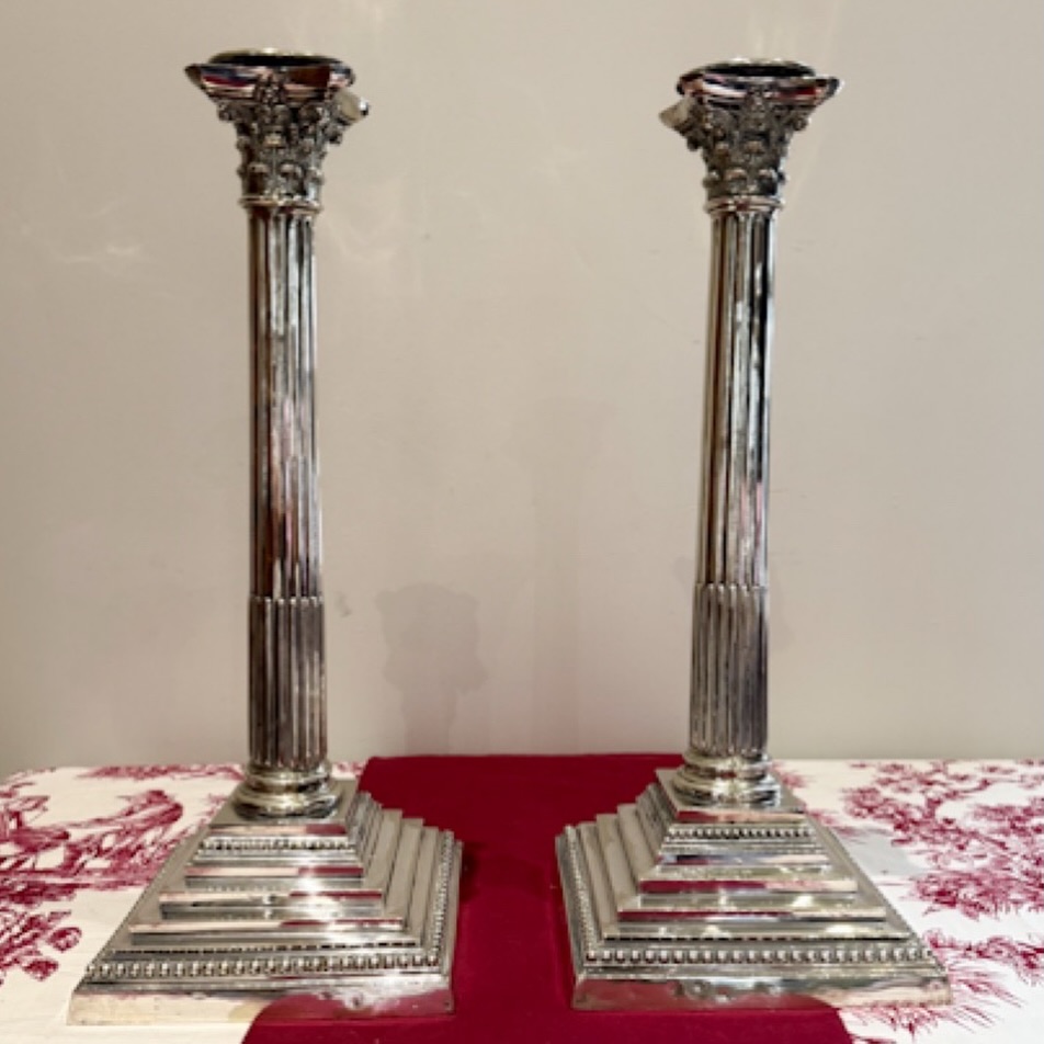 Paire de bougeoirs en métal argenté d’époque 1900 de la maison anglaise Richard Hodd & Co Ltd .
À décor de colonnes corinthiennes.
Hauteur : 37 cm
Base : 15 x 15 cm
Poids d’un bougeoir : 2kg260
Cette paire de bougeoirs que l’on peut dater grâce aux poinçons entre 1890 et 1910 est en assez bon état.
Mais ils présentent des usures à l’argenture surtout sur la base en escalier et quelques micro chocs sur la tranche de la base .
Ces défauts vont avec leurs âges mais ils n’enlèvent rien à la beauté de l’ensemble.
La marque Clark est celle du revendeur de l’époque .
🛒: 280€ disponible dans la boutique en ligne .
#bougeoirs #flambeaux #argenterie #decorationinterieure #antiquites