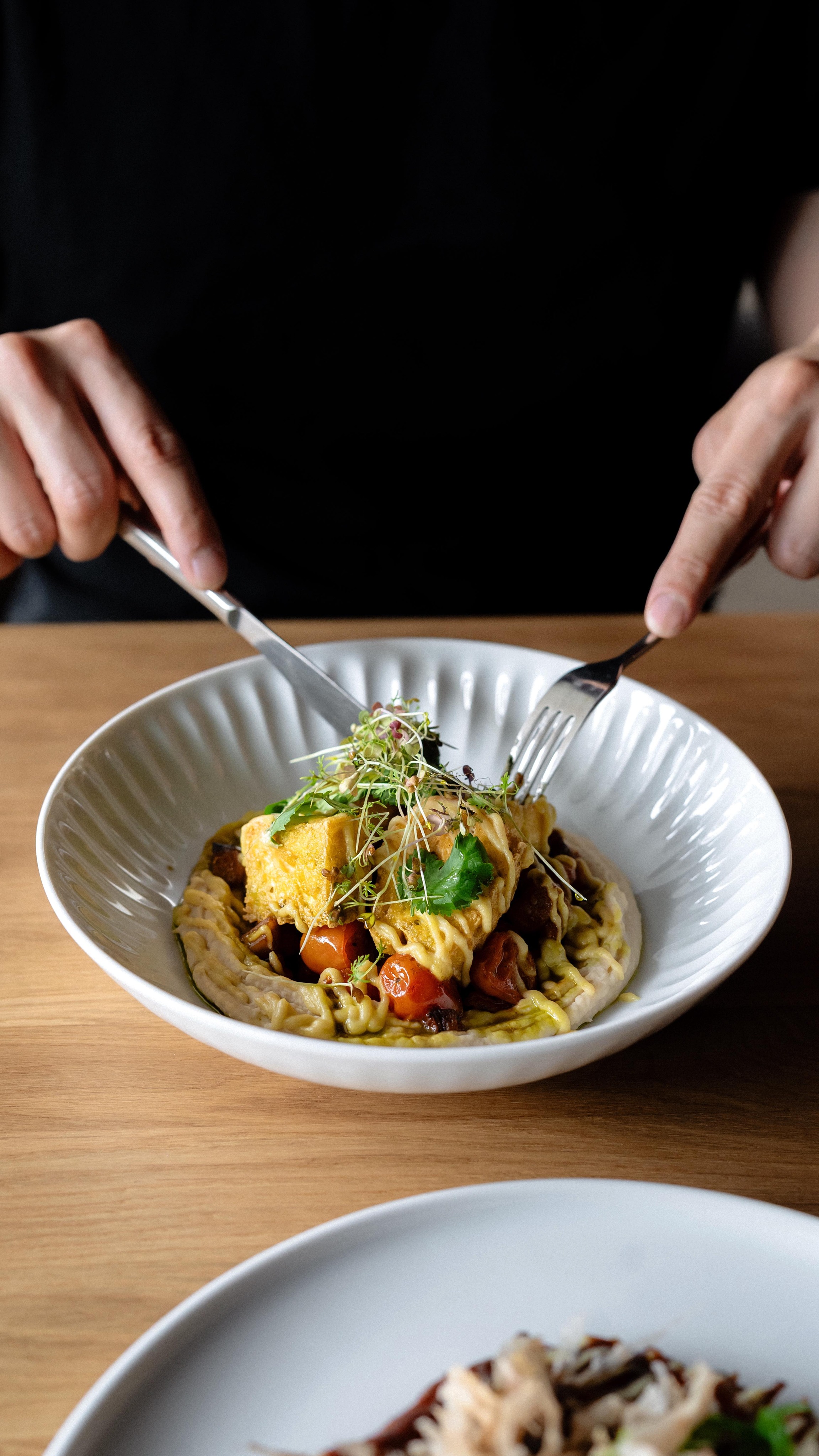 Představujeme NOVINKY našeho víkendového brunche. Každou sobotu a neděli od 9 do 12 hodin! 🍽️ Nezapomeňte na rezervaci přes odkaz v biu. 😌🔗
🌭 ASIAN FULL BREAKFAST 315,-
2 ks grilovaných párků, marinované vejce, miso, medová slanina, gojuchang fazole, žampiony v ústřicové omáčce, rajče v yuzu, chléb se sezamem
🍜 BENEDIKT „RAMEN“ 265,-
Chasu bůček, marinované vejce „ajitama“, miso holandská omáčka, shokupan, rukola, koriandr, furikake
🍄 BENEDIKT S HLÍVOU 255,-
Hlíva ústřičná, marinované vejce „ajitama“, miso holandská omáčka, shokupan, rukola, koriandr, furikake
🥞 OKONOMIYAKI 265,-
Okonomiyaki, katsuoboshi, hoisin omáčka, kewpie majonéza, jarní cibulka, sezam, microgreens
🌱 UMAMI ROOTS 245,-
Kořenová zelenina, zázvor na sójovém glazé, smažené tofu, kaše z bílých fazolí, česnekové aioli, koriandrový olej
🥭 SLADKÉ LÍVANCE 235,-
2 ks lívanců, mascarpone, mango, passion fruit, bílá čokoláda, slaný miso karamel, arašídy