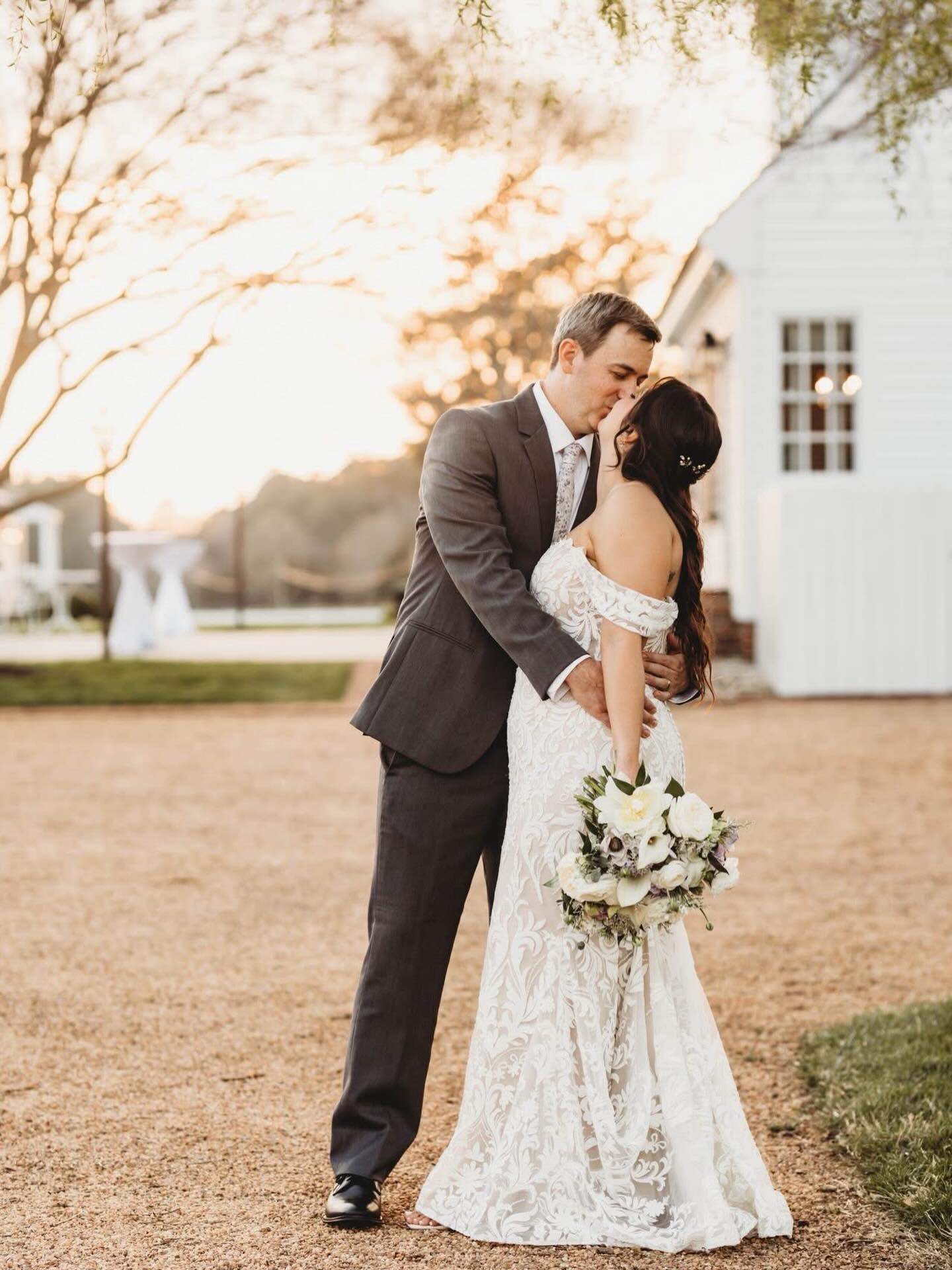 Sealed with a kiss🤍✨🌙
#starrynighteventsrva #starrynighteventsplanner #starrynighteventsrvaflowers #starrynighteventsrvaweddings #starrynighteventsrvacouples
Planning & Florals | @starrynighteventsrva @tanya_m_cornwell
Photography | @alysemichelleimages
Venue | @burlingtonweddingsva
Catering | @eatcateringrva
Cake | @ukrops
Rentals | @rentequipva
DJ | @rolweddings
Beauty | @amandaperry.hair.airbrush
Bride | @lindss_neall