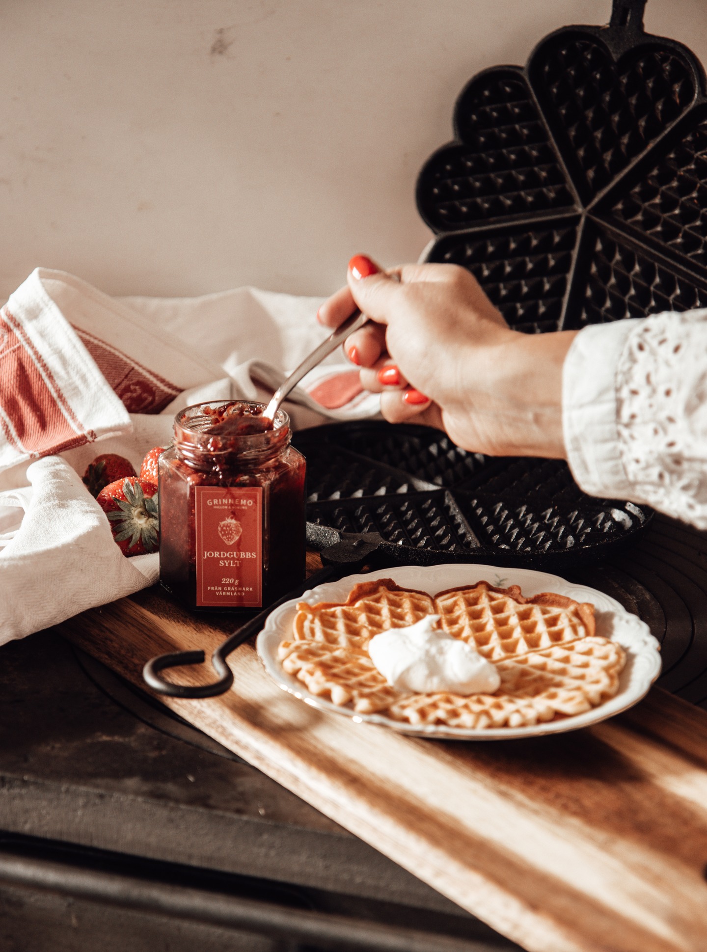 Heute am 25. März ist in Schweden Waffeltag! Dieser Tag markiert ursprünglich die Mariä Verkündigung, der Tag, an dem Maria die Botschaft erhielt, dass sie Jesus erwartet. Später wurde er auch Vårfrudagen genannt und stand für den Frühlingsbeginn.
Durch einen sprachlichen Wandel wurde „Vårfrudagen“ zu „Vafferdagen“ – und schließlich zum Waffeltag. Daher essen wir heute in Schweden Unmengen Waffeln.
🇳🇱 25 maart was oorspronkelijk Maria Boodschap, de dag waarop Maria hoorde dat ze Jezus zou krijgen. Later werd dit ook Vårfrudagen genoemd en stond het symbool voor het begin van de lente.
Door een taalverandering werd “Vårfrudagen” uitgesproken als “Vafferdagen”, wat uiteindelijk leidde tot wafeldag. Daarom eten we vandaag in Zweden heeel veel wafels.
#våffeldagen #wafeldag #fika #schwedenliebe #schweden #waffeltag #våfflor #swedishtradition #nordiclifestyle #nordicnature #frühlingsanfang