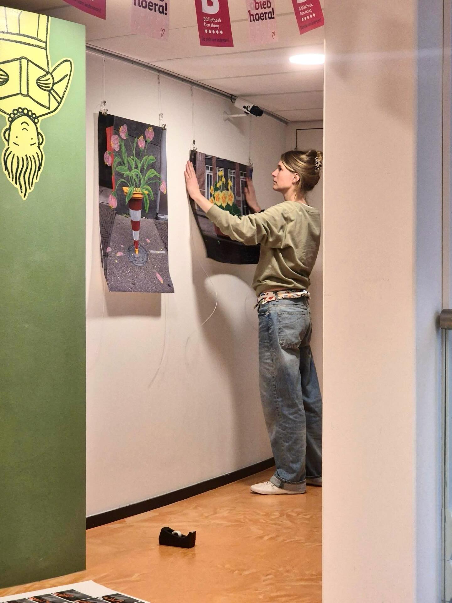 Bloemen op de bouwplaats; Op deze wand fotografeer ik bouwplaatsen in mijn wijk en geef ik die leven met bloemen. De levendige kleuren doorbreken het beton en stellen de vraag: Is dit slechts decoratie, of onthult het de noodzaak van groen in de stad?
Oliepastel op hahenmuhle fine art paper, 2026 @bibliotheekbenoordenhout
Hoe zorg jij voor meer groen in jouw wijk🌱