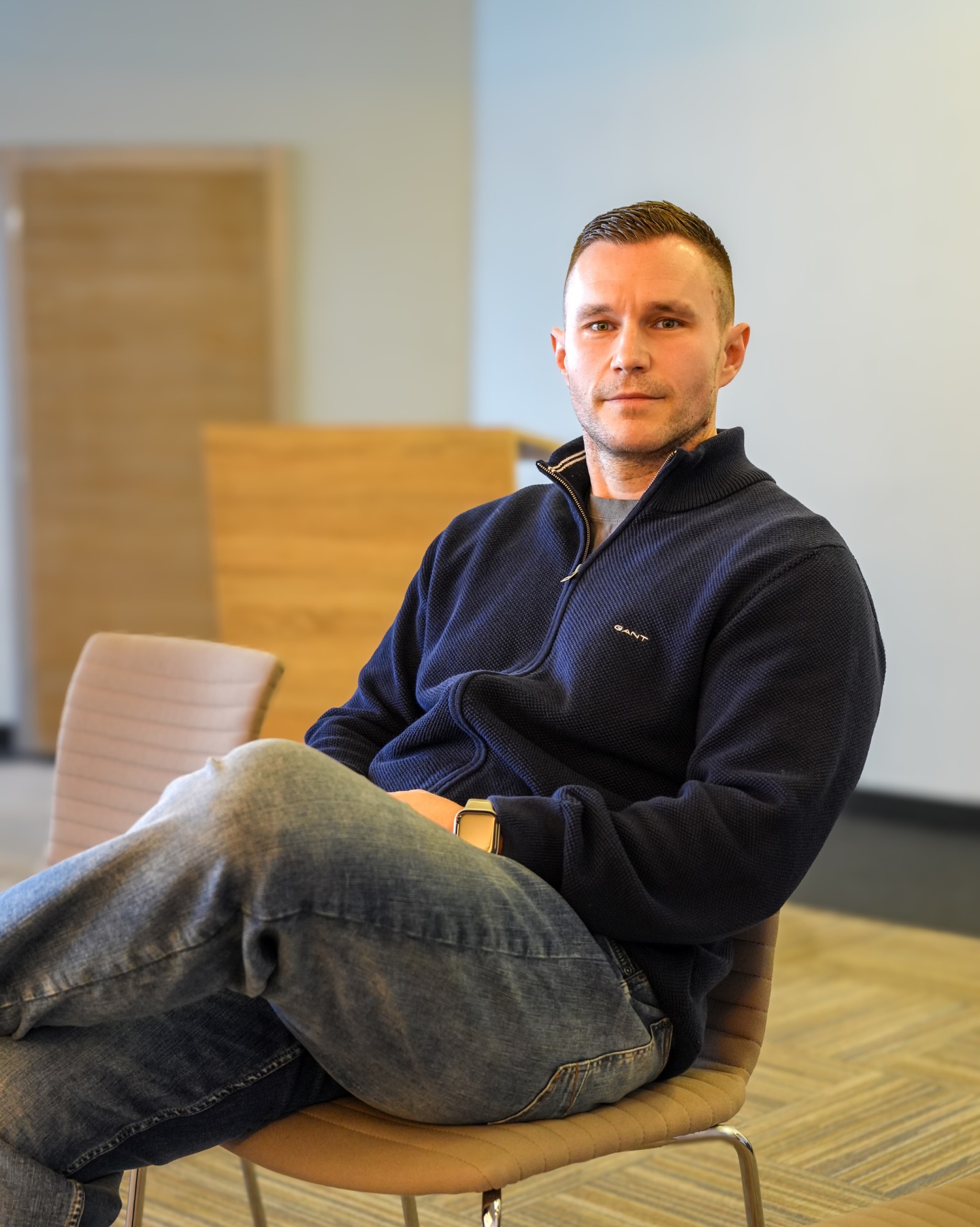 Rad na sebi danas se često svodi na sadržaj koji kratko inspirira, a zatim brzo ishlapi.
Stvarna promjena traži nešto dublje.
Traži susret sa sobom koji nije uvijek ugodan, ali je oslobađajući.
Zato moj rad nije usmjeren na brza rješenja, nego na stvarne uzroke.
Kroz savjetovanja, bioenergetske terapije, radionice i online sadržaje, cilj je isti:
da čovjek razumije sebe dublje, oslobodi ono što ga drži u mjestu i počne živjeti svjesnije, zdravije i slobodnije.
Promjena ima smisla onda kada uđe u svakodnevni život.
Kada je osjetite u tijelu.
U odnosima.
U načinu na koji više ne pristajete na staro.
To je rad koji traži prisutnost.
I zato donosi stvaran pomak.
damirmanola.com
#osobnirazvoj #radnasebi #motivacija