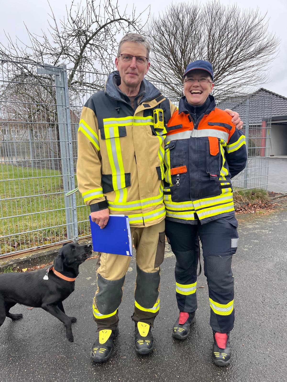 🥳 Erfolgreiches Wochenende für unsere RHOT! 🥳
Am 28.03. richtete die @rhot_elbtalaue die diesjährigen Frühjahrsprüfungen aus.
✨ Sandra mit Snoopy sowie Anika mit Kira bestanden jeweils erfolgreich die RH2 in der Flächensuche.
✨ Maren bestand mit Jule die Auffrischungsprüfung im Mantrailing und ist damit für weitere 2 Jahre einsatzfähig 💪
Herzlichen Glückwunsch gehen ebenfalls an die Teams der RHOT Vockerode, RHOT Elbtalaue und Rettungshundestaffel der Feuerwehr Goslar zu ihren bestandenen Prüfungen.
Ein großer Dank geht an @rhot_elbtalaue für die tolle Ausrichtung und Organisation dieser Prüfung! 👌
#fflemwerder #lemwerder #rhot #rettungshundestaffel
