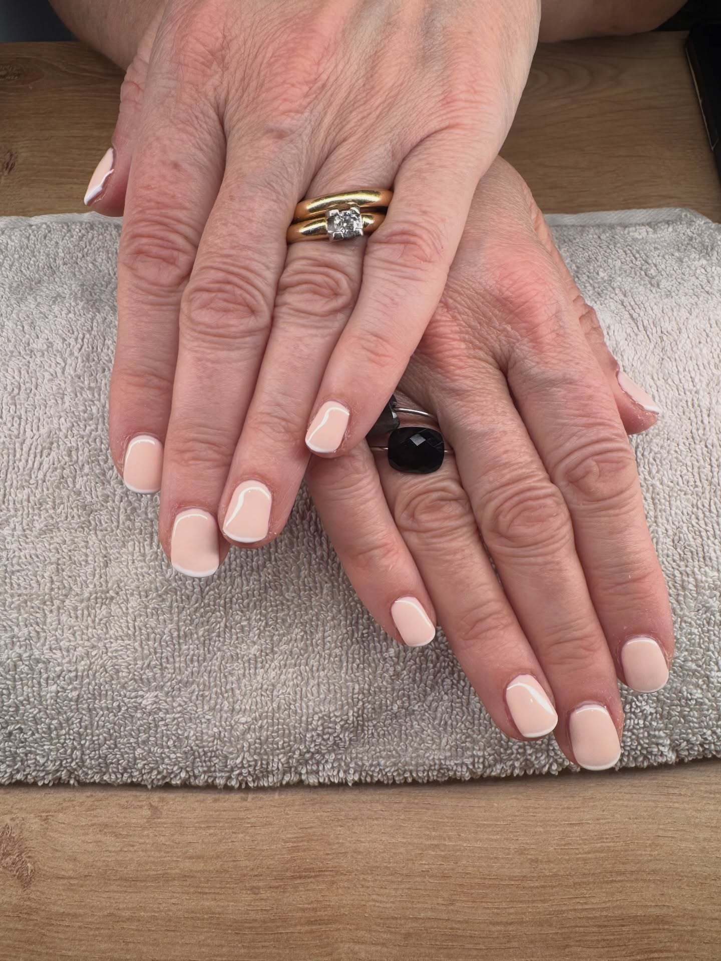 French beige & blanc… la définition du chic intemporel 🤍💅
Une élégance naturelle qui va avec tout ✨
Simple, propre, efficace… on ne s’en lasse jamais
Vous êtes team French classique ? 👀
Notez cette pose sur 10 💬
#nails #nailart #frenchnails #beigenails #whitenails cleannails naildesign nailinspo ongles onglesgel nailartist chicnails minimalnails timelessnails