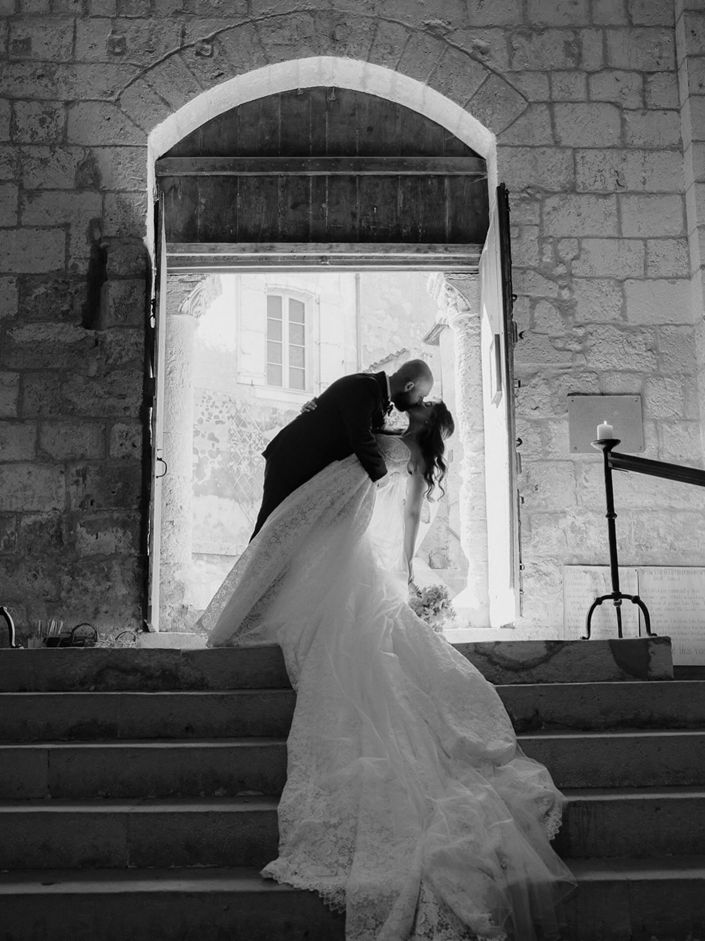 Our Advice: choose a photographer you love, who’s images are timeless so you love them for years to come.
@louisegriffinphotography has captured some seriously stunning moments that the bride and groom will cherish forever.
photo: @louisegriffinphotography
@manoirdelongeve
Bride: @katie__little_
HMU: @makeupbyhelenrose_
Dress 1: @viviennewestwood
Dress 2: @galialahav
Video: @be_far_films
Photo: @libbierosephotography
Content creation: @memoir.bella
Flowers: @lesfleurscoupees
Pizza: @le_tube_footruck
Cake: @stephthecakelady
Ceremony music: @oneorchestra.group
Music party: @kmusicfrance