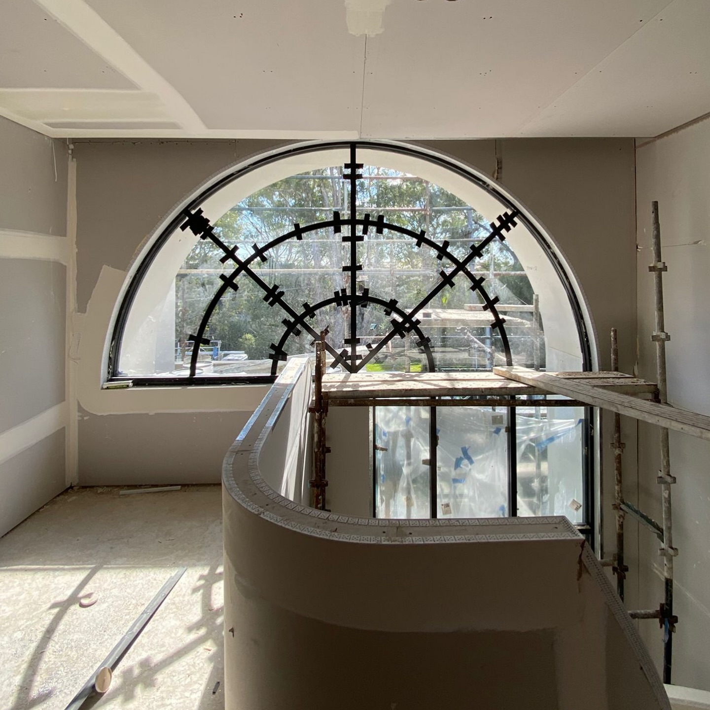 CURVED HEAVEN ☁️✨
Contact us to create this dreamy look! Let all the light shine through your home…
02 9759 5666 or email sales@fivestaraluminium.com.au