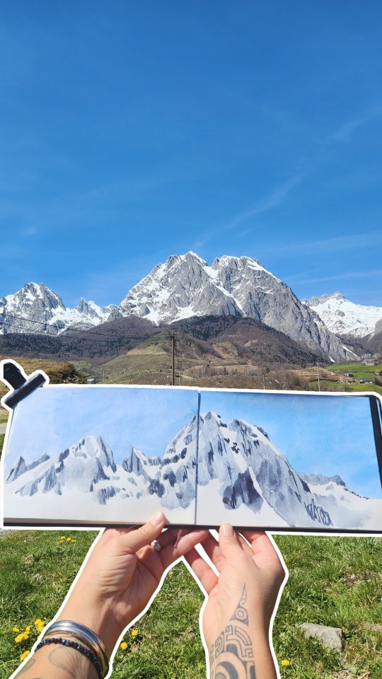 🏔 Cirque de Lescuns 🩵
Il était temps que le soleil revienne ! J'en ai profité pour aller croquer le Cirque et me balader...
Comme toujours, je prends le temps de réaliser un croquis assez détaillé pour rentrer dans le paysage. J'aime prendre mon temps... donc si vous voulez voir le résultat final, restez avec moi jusqu'à la fin du voyage...
Et vous, c'est quoi votre spot préféré pour peindre ?
#fragmentsduregard #unlieuunepage
#carnetdevoyage #pyrenees #lescun
©️ Les pages de mes carnets sont mon outil de travail artistique. Je les partage ici comme source d’inspiration, tout en veillant à préserver leur caractère unique.
Si tu souhaites apprendre à créer les tiennes, je propose également des guides et des ateliers.