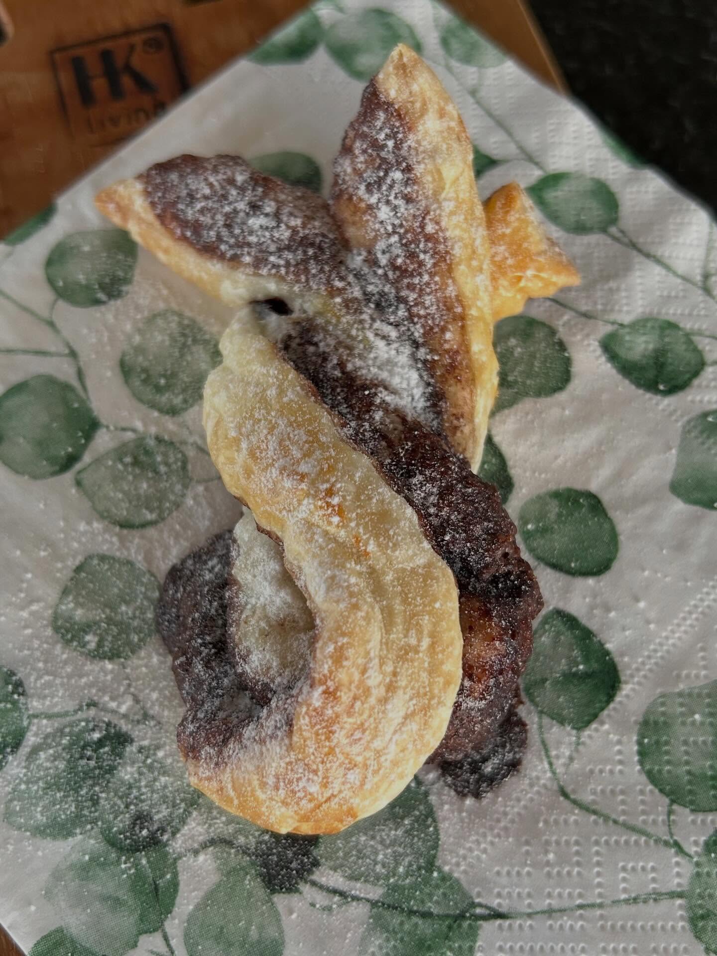 Blätterteig‑Nutella‑Osterhasen – schnell, süss & zum Wegnaschen ✨
Wenn der Frühling ruft und der Hunger auf etwas Kleines, Knuspriges kommt, sind diese Mini‑Osterhasen genau das Richtige. In wenigen Minuten vorbereitet, im Nu gebacken – und sofort verputzt.
So geht’s 🥐 :
Blätterteig ausrollen und bis zur Hälfte mit Nutella bestreichen. Die unbelegte Hälfte darüberklappen. In Streifen schneiden und jeden Streifen leicht eindrehen. Aufs Blech legen, mit Ei bestreichen und 15 Minuten bei 180° goldbraun backen. Kurz abkühlen lassen… oder direkt schlemmen
Knusprig, schokoladig, osterhaft – ein kleines Glück zum Teilen oder ganz für dich allein 🐰
#Osterrezept #BlätterteigLiebe #NutellaHäschen #SchnellUndLecker #Osterideen BackenMitLiebe UnserRotesTraumhaus