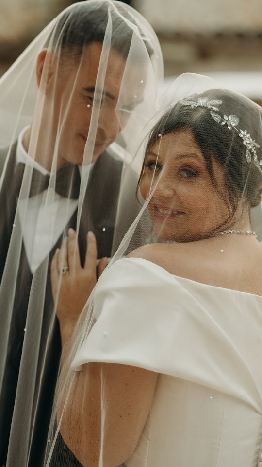 I love you baby ✨
Aujourd'hui, tout le monde dit faire des "reportages de mariages". Mais qu'est-ce donc réellement ?
Personnellement, lorsque l'on aborde la photographie comme un reportage, il me semble important de garder une certaine véracité. Comme un journaliste ne doit pas interférer dans la réalité, je pense que lorsque l'on dit faire des reportages de mariage, nous devons être les gardiens d'une authenticité.
Je serai donc à vos côtés pour vous guider et vous conseiller, mais je préfère vous laisser profiter de chaque seconde plutôt que de vous imposer des "tableaux" avec des poses gênantes. Le résultat n'en sera que plus réaliste, authentique, beau. Vous !