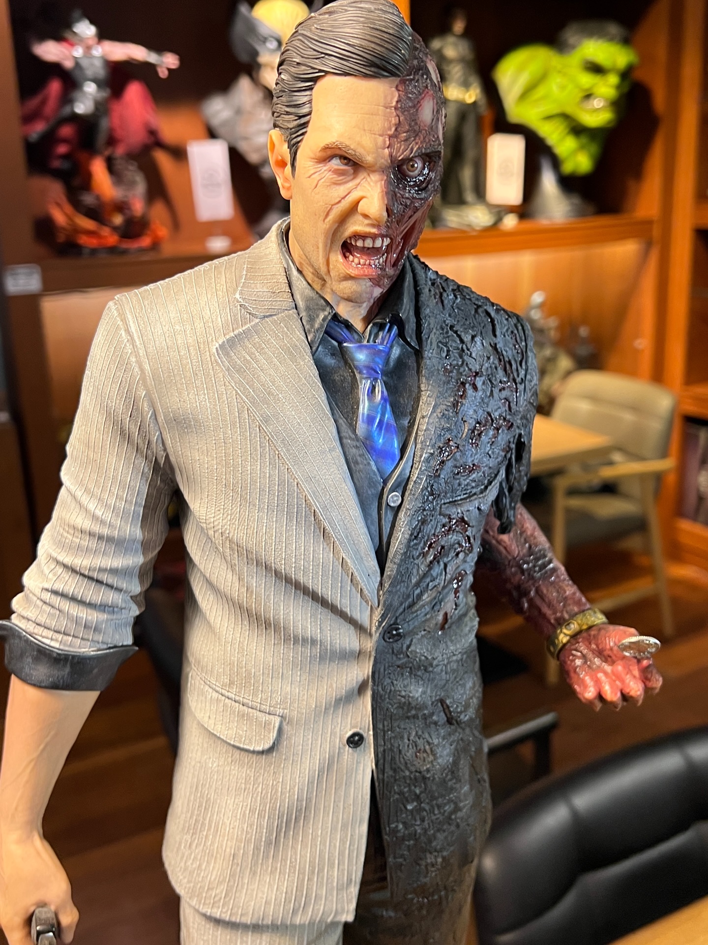 🌓 İki yüz… tek karar: koleksiyonunun yıldızı olmaya hazır mısın?
Two-Face’in bu ultra detaylı parçası, karakterin karanlık ve adalet arasındaki çatışmasını birebir yansıtıyor. Yarım yüzündeki deformasyon, takım elbise dokusu ve pozu tam “vitrinlik” seviyede. Koleksiyonda fark yaratacak, gözlerin direkt buna kayacak 🔥
DM’den fiyat bilgisi alabilirsiniz. Hero Cafe’yi ziyaret edip ürünü yakından inceleyebilirsiniz.
#TwoFace #BatmanCollectibles #StatueCollector #HeroCafe #FigurTutkusu