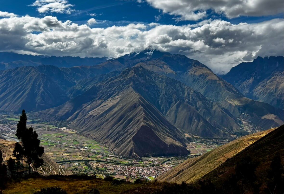 Standing above the Sacred Valley and realizing how small we really are 🌄✨
The mountains, the clouds, the tiny villages below… it all feels unreal. Peru has a way of humbling you in the best way possible 🇵🇪💛
If this isn’t on your bucket list yet… it should be.
#Travel #SacredValley #VisitPeru #SouthAmericaTravel #MountainViews