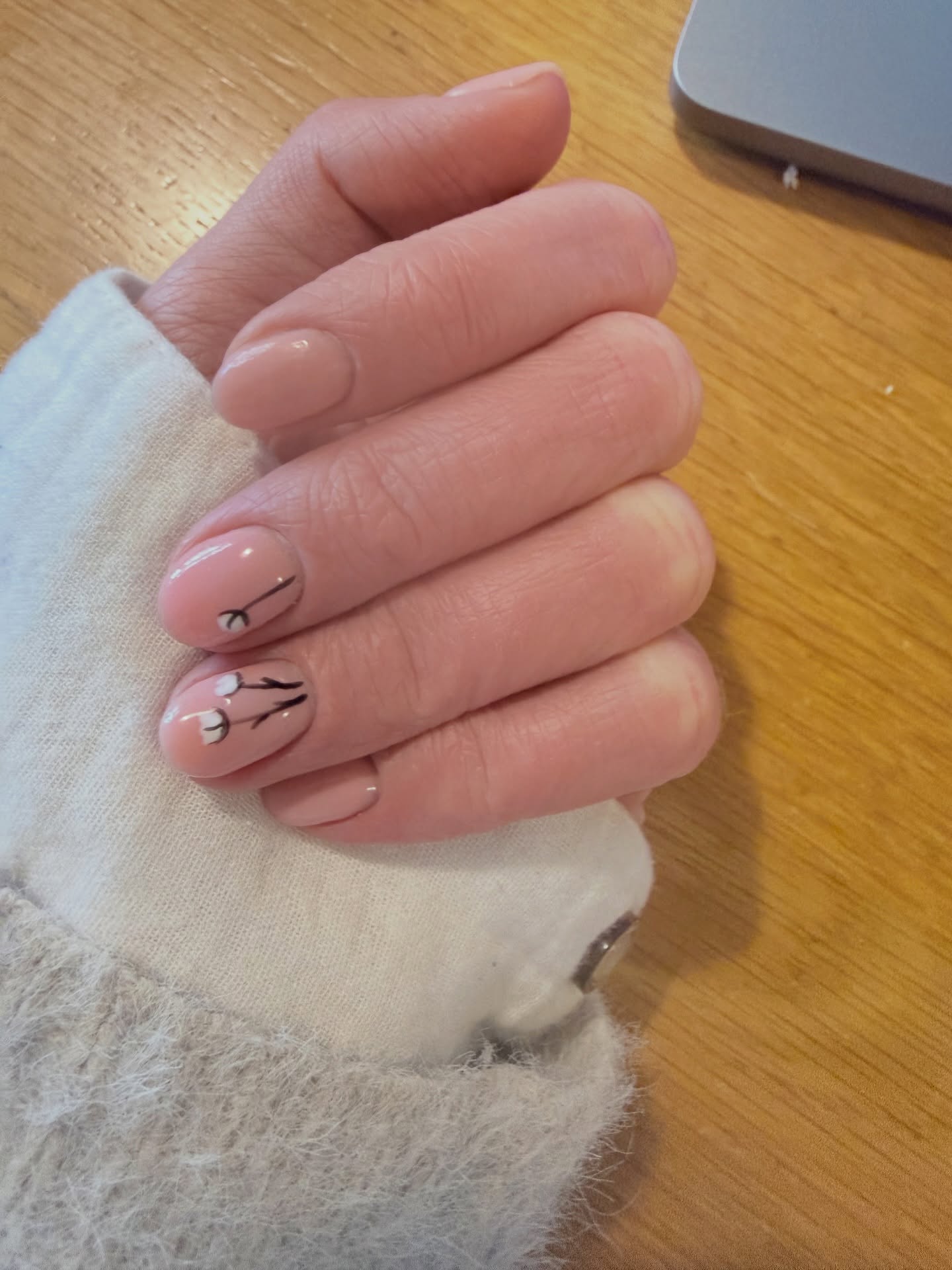 Natural BIAB with minimalistic flower design - perfect for spring ✨
Book your nail appointment, few spots left next Friday 😍
#nailsnailsnails #lisburn #biabnails #minimalisticnails #nailartistnorthernireland