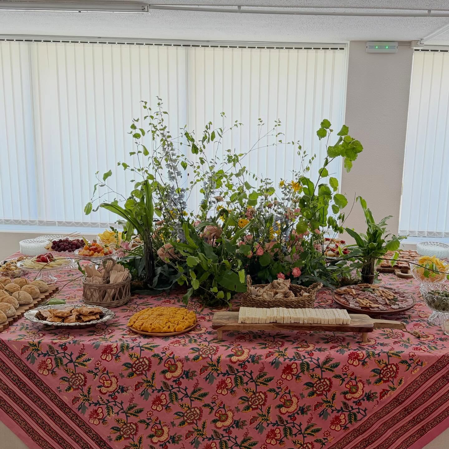 Cuando quieres celebrar pero disfrutarlo ✨
Muchas veces cuando organizamos el cumpleaños o fiesta familiar nos sobrecargamos de tareas que hacen que lleguemos a la celebración estresados y agotados… Es muy común asumir el control en la organización de una fiesta familiar pero esto hace que muchas veces no lo podamos disfrutar, coordinarlo todo, olvidos, compras de última hora, y preparar todo a contrarreloj antes de que lleguen los invitados…
Si quieres una fiesta cuidada, bonita, adaptada a tu estilo pero sin sobrecargarte de tareas somos tu mejor opción!!
Diseñamos cada evento a medida del cliente, sus necesidades y preferencias ✨
Llegamos, nos ocupamos de todo el montaje, ponerlo bonito, comida, bebidas… Y en cuanto termine recogemos todo y tú solo tendrás que centrarte en disfrutar el durante y descansar cuando termine🍷