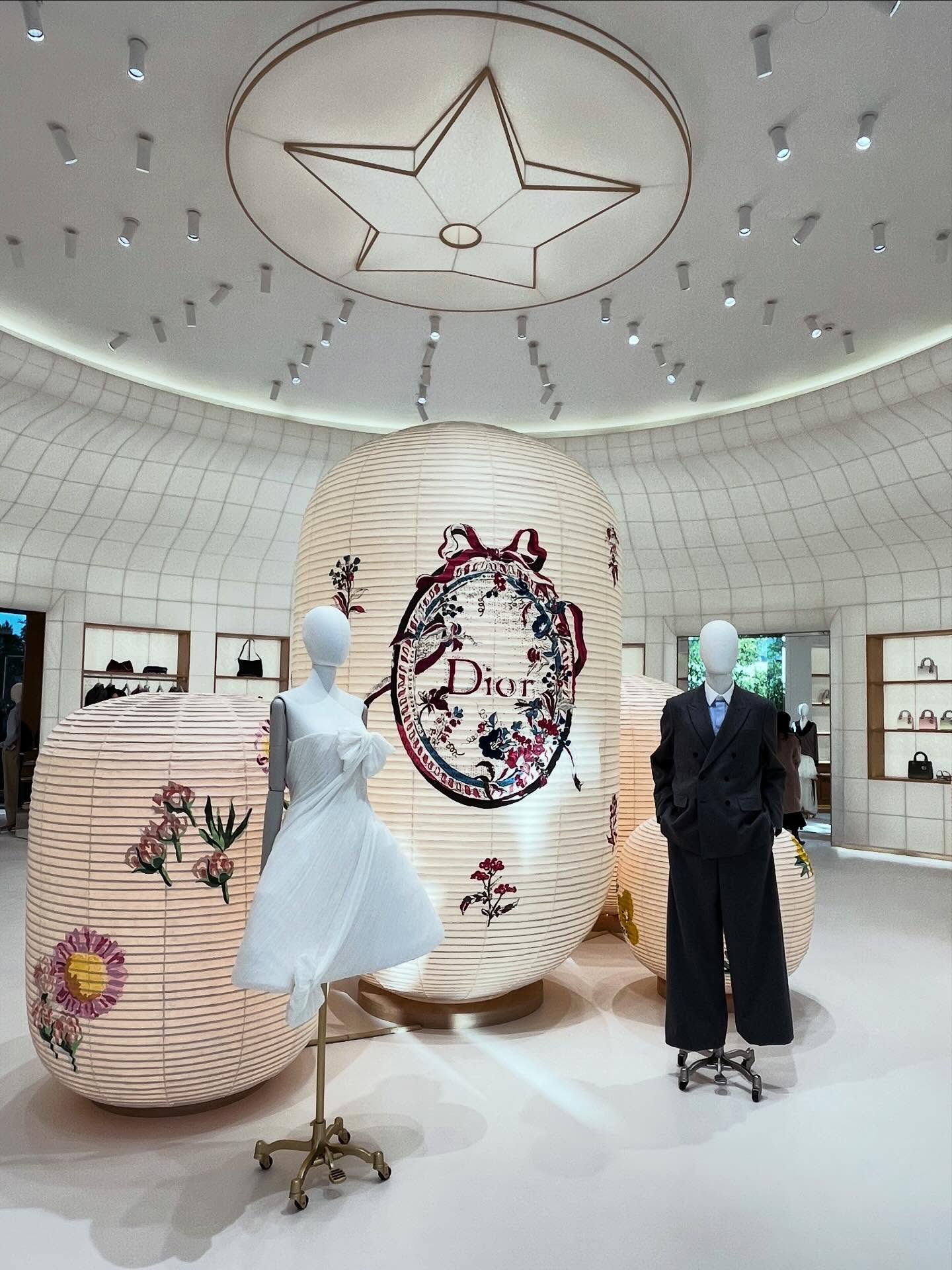 #tbt Our last month’s trip to Japan 🇯🇵 when we visited the new @dior Bamboo Pavilion Tokyo, in Daikaniyama neighborhood. Spreading over 1,000 sqm with the façade replicating the 30 Montaigne, this #popup feels like a quiet escape paying tribute to the Japanese crafstmanship with these floral paper lanterns blending into the VM and scenography of the store, a Dior café by chef @annesophiepic and the beautiful Japanese garden surrounding the place. Designed by Dior with Japanese artists and craftsmen, the space blends French heritage with subtle local influences.