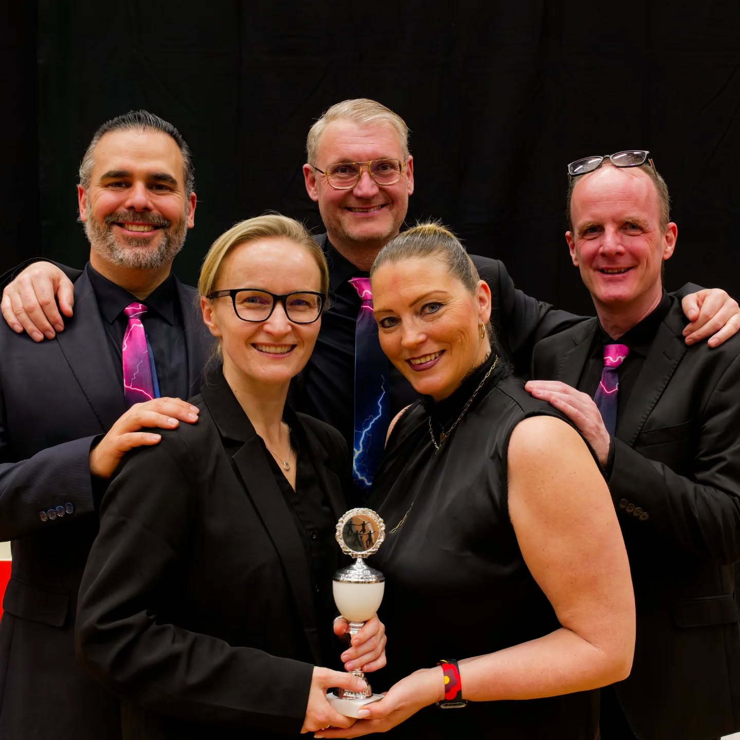 Das Team hinter den Teams: Unsere Trainer 2025/26! 🫶
Hinter jedem Team und jeder Choreografie steht ein starkes Trainerteam.
All unsere Trainer sind ehrenamtlich im Einsatz. Mit unzähligen Stunden in der Halle und vollem Herzblut sorgen sie dafür, dass sich unsere vier Teams permanent weiterentwickeln.
Ohne euch wäre das alles nicht möglich! 🏆💃🕺
Vielen Dank dafür!
Wir präsentieren euch die Gesichter hinter den 4 Formationen:
🔥 A-Team (1. BL): Stefan, Markus, Denis, Nadine & Jo
🚀 B-Team (2. BL): Leni, Sven & Armin
✨ C-Team (LL): Maren, Dhurata, Tomoki & Maria
🌱 D-Team (Hobbyliga): Karo & Leni
Besonders stolz sind wir auf unsere frischgebackenen Trainer C Formationen!
Herzlichen Glückwunsch zur bestandenen Prüfung an Maren, Leni, Dhurata & Karo 🎓
Qualität und Leidenschaft – bei uns bist du in den besten Händen, egal auf welchem Level du tanzt. 💃🕺
Lust auf ein Schnuppertraining? Schreib uns einfach eine DM!
Vielen Dank auch an alle Fotografen für die tollen Bilder in dieser Saison!📸
@fabian.weber.fotografie @nicos.shots
@fotoflix_tanzen @r.w.foto ReneSchölzel @hfotografiejp
#bietigheim #trainer #latin #formation #dance