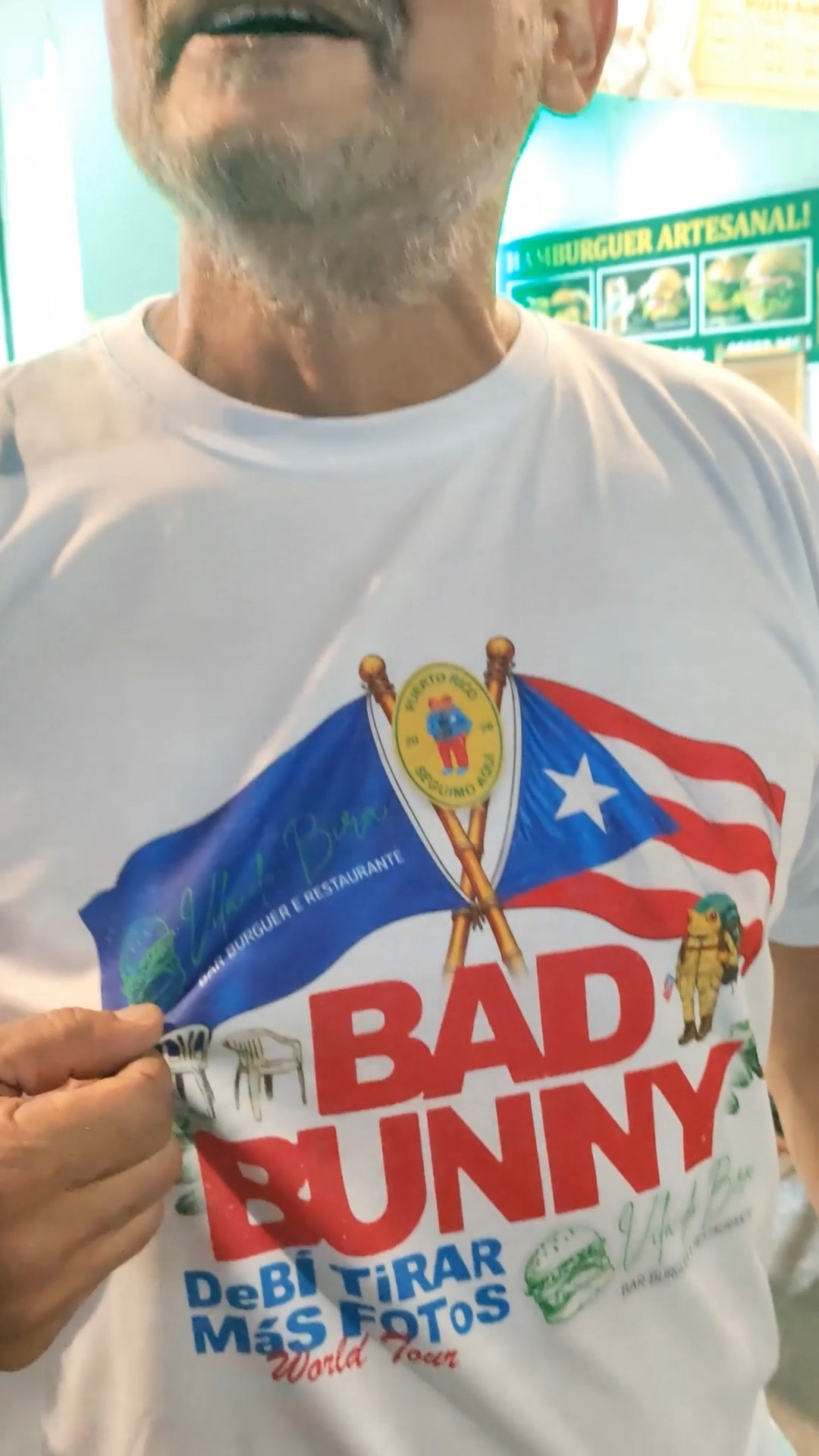 Aproveitando que hoje é dia de #tbt, vamos relembrar quando em fevereiro, fizemos uma ação no @viladobira deixando toda a equipe do bar uniformizada, com camisetas temáticas do @badbunnypr 🔥
Foi um dia muito marcante, onde pessoas de diversas partes do mundo estavam curtindo no mesmo lugar!
E agora tem mais! Nesse sábado agora, iremos promover mais uma ação para o Vila do Bira, em um dia de muito rock! ☠🔥
Fiquem ligados!
