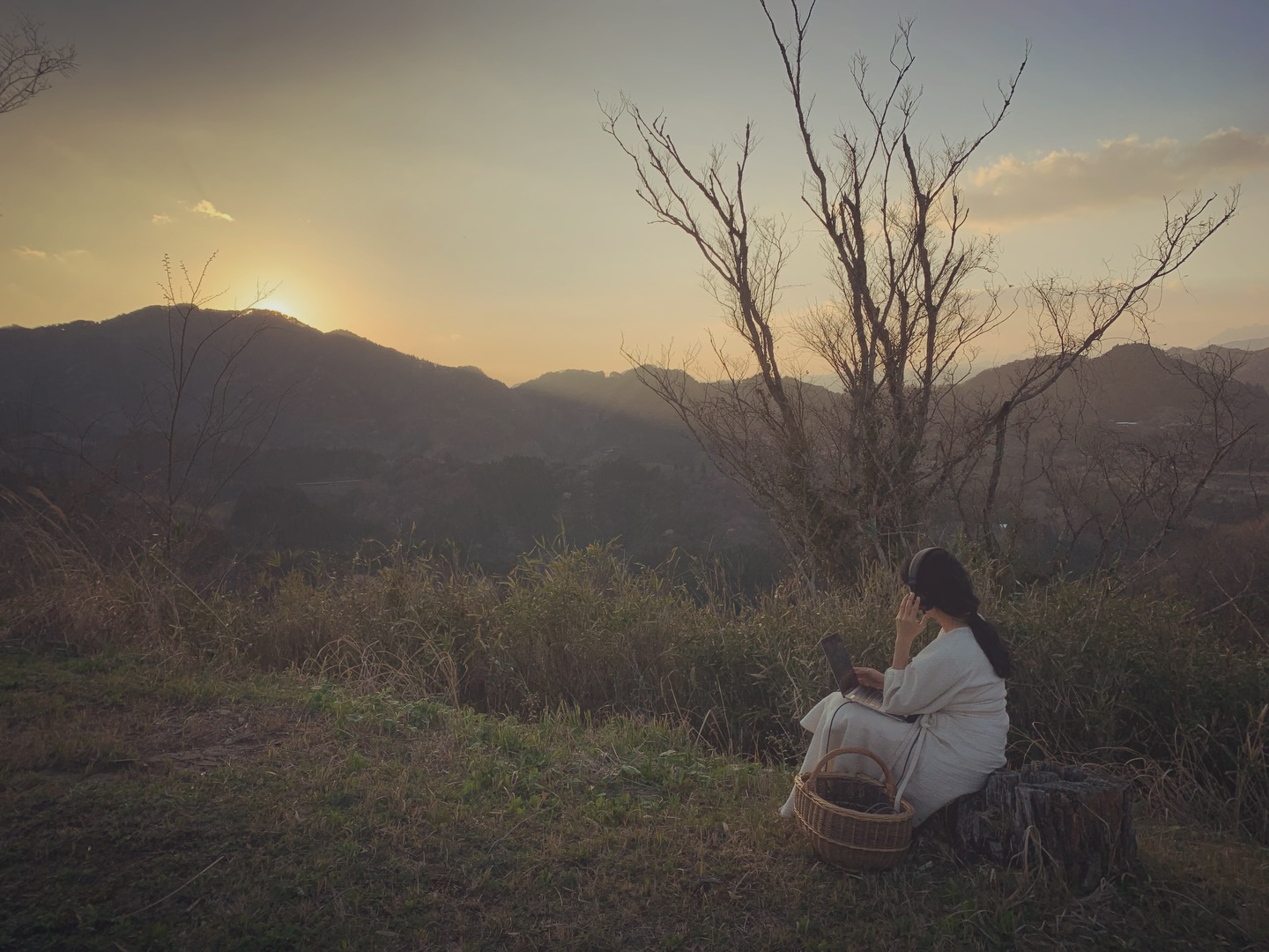 Takachiho.
Rain, sun, or clouds—I breathe with the sky. Singing with the spirits, offering songs. Each day here is a gift of pure beauty.
Just before this journey, I recorded my new album, "Kokoro ni Kaze". It was essential for me to be right here, in this sacred place, to weave the next threads of these songs.
I want to share these songs with you first,at the very place where they were born, through my living voice.
"Fresh Verdure Concert - Kokoro ni Kaze-"
Tickets page opens tomorrow, April 4th.
Reserve your seat via the link in my bio.
-
高千穂
雨 晴れ 曇り 天の気持ちと共に
そこに宿る命と歌う
美しい日々を過ごしています
出発直前に録った
新しいアルバム 『 心に風 』
次の工程をどうしてもこの場所で
願いも叶えていただきました
機材を全部バスケットに入れ
空の下スタジオにヘッドホンで
歌が世界と繋がりました
この全曲を
まずは生の歌声で届けたい
新緑のコンサートでおひろめです
チケットは 4月4日(土)より
ウェブサイトにて
(リンク🔗はプロフィールに)