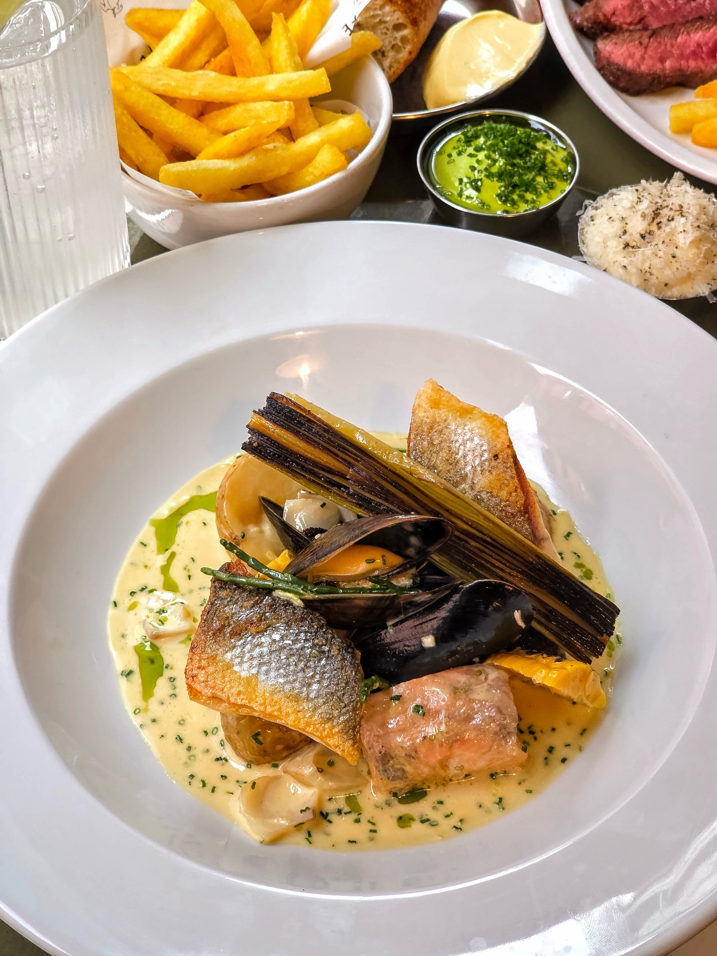 Our go-to @therealtartuffe order at the minute: smoked haddock and salmon chowder with mussels, potato, charred corn & leek *chef’s kiss*