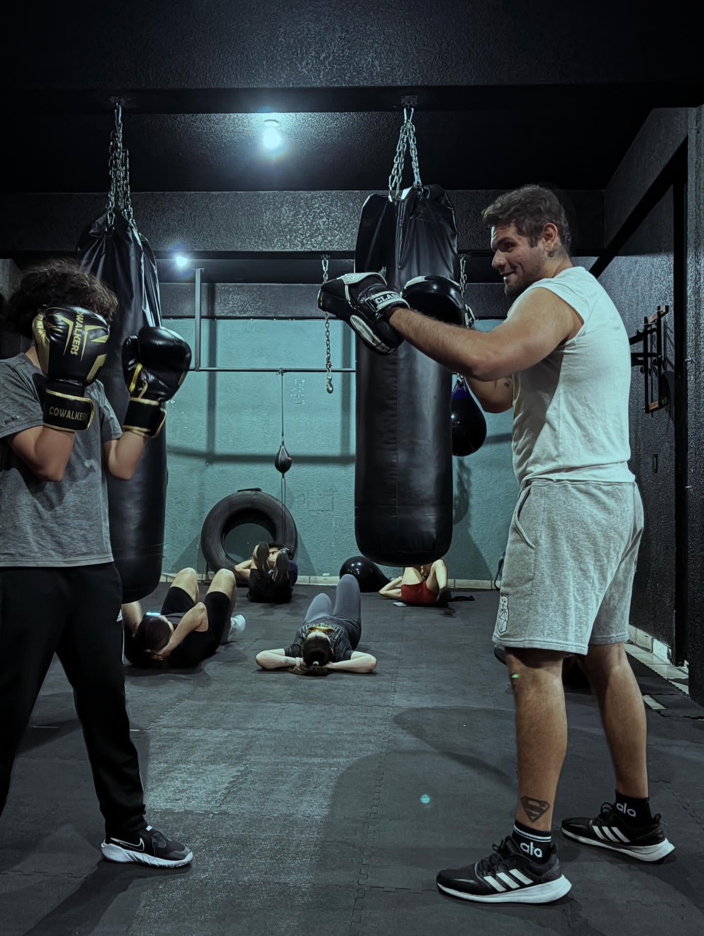 Aquí no solo se entrena el cuerpo, se forma la disciplina 💥🥊
Paso a paso, golpe a golpe… desde los más pequeños hasta los más grandes.
El progreso no miente.
#TeamArcilery#boxing#kids#méxico