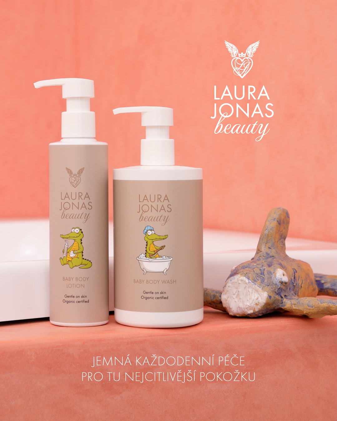 🌿✨ Představujeme Vám dvě novinky z naší řady certifikované přírodní kosmetiky LAURA JONAS Beauty - dětské tělové mléko a sprchový gel, vytvořené s respektem k citlivé pokožce těch nejmenších.
Jemné složení inspirované přírodou šetrně čistí, vyživuje a chrání, aniž by narušovalo přirozenou rovnováhu pokožky. Každý dotek přináší pocit hebkosti, hydratace a zklidnění - přesně tak, jak dětská pokožka potřebuje.
Sprchový gel promění koupání v uklidňující zážitek, kdy lehká pěna jemně čistí bez vysušení a zanechává pokožku čistou, vláčnou a spokojenou. Tělové mléko následně pokožku zahalí do hedvábného závoje hydratace, podpoří její přirozenou ochrannou bariéru a udrží ji jemnou po celý den. Kombinace těchto dvou kroků přináší harmonickou péči, která respektuje přirozené potřeby citlivé pokožky.
Pečlivě vybrané přírodní ingredience, certifikace Ecocert COSMOS Organic a maximální šetrnost k pokožce dělají z této dvojice ideální volbu pro každodenní péči již od prvních dnů.
Proč si tuto novinku zamilujete?
🌿 kompletní péče pro jemnou dětskou pokožku
🌿 šetrné, nevysušující složení vhodné od narození
🌿 podporuje hydrataci, zklidnění a přirozenou ochranu pokožky
🌿 certifikovaná přírodní a bio kosmetika
✨ Protože první doteky péče by měly být stejně jemné jako láska sama. ❤️🪽
Tyto dvě novinky spolu s ostatními našimi kosmetickými produkty najdete na https://www.laurajonas.cz/kosmetika