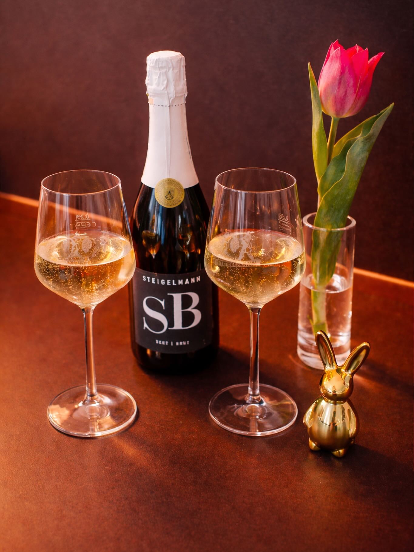 🌷✨ Ostern wird prickelnd! ✨🌷
Pünktlich zum Osterfest präsentieren wir unseren neuen Sauvignon Blanc Sekt 🥂
Feine Perlage, lebendige Frische und aromatische Noten von Stachelbeere, grünem Apfel und einem Hauch Zitrus machen ihn zum perfekten Begleiter für euren Osterbrunch oder das festliche Familienessen. 🍏🍋
Ob beim Anstoßen im Sonnenschein oder als eleganter Aperitif – dieser Sekt sorgt für besondere Genussmomente an den Feiertagen.
🐰 Jetzt entdecken & gemeinsam auf Ostern anstoßen!
Schnell und bequem im Online-Shop bestellbar oder im Weingut abholen.
—> https://shop.weingut-steigelmann.de/sekt-secco-alkoholfrei/sauvignon-blanc-sekt-brut
#Ostern #Osterbrunch #SauvignonBlanc #SektLiebe #frühlingsgefühle