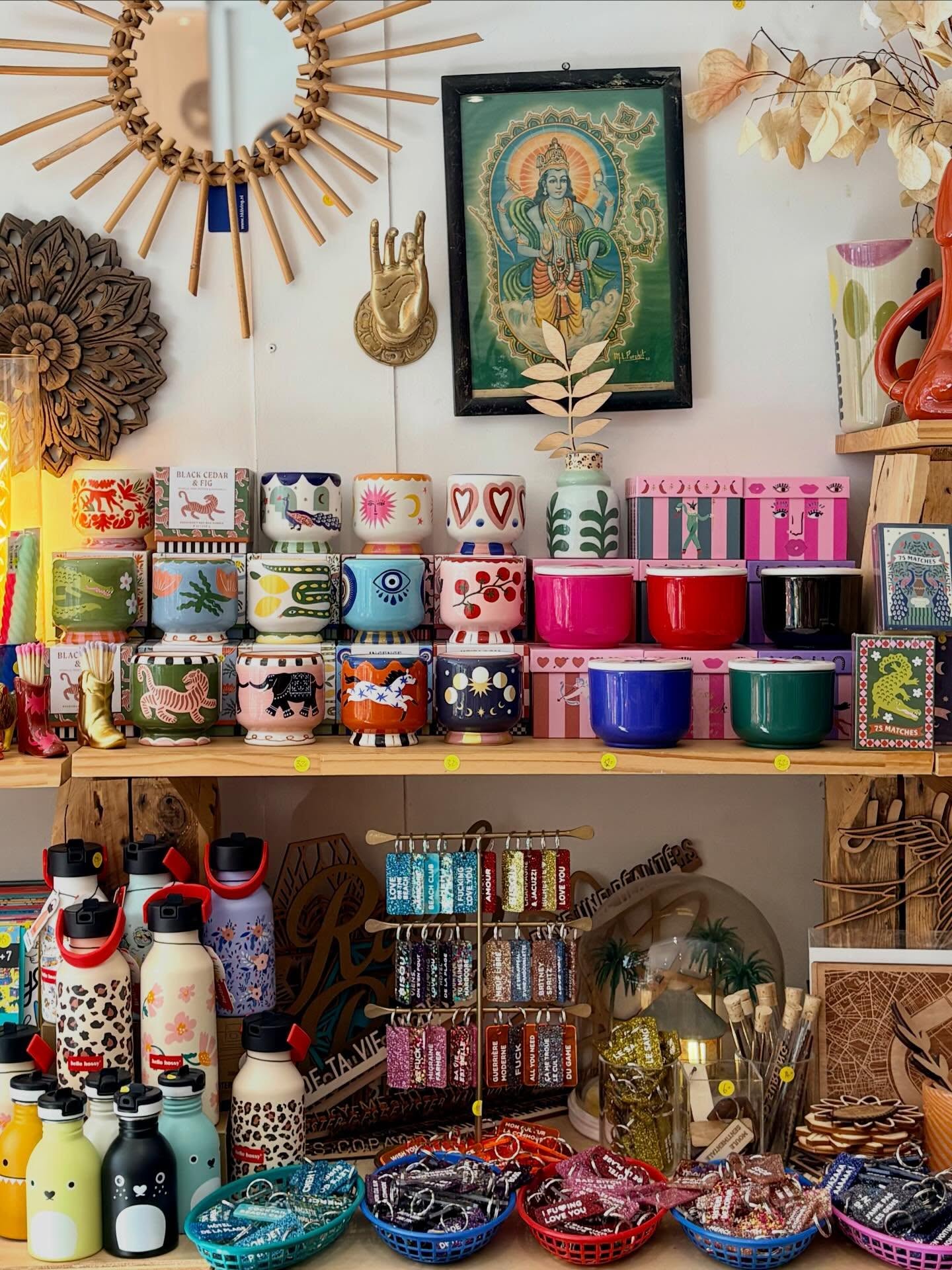 ✨ Ça sent bon le printemps ✨
Les sublimes bougies @paddywaxcandles viennent d’arriver à la boutique 💛
Des pots en céramique peints à la main, elles sont aussi belles qu’elles sentent bon… un vrai petit bonheur au quotidien 🌸
On craque aussi pour les bougies tulipes 🌷
Parfaites pour le printemps, en grand format à offrir ou en petit modèle à 10€ à emporter partout ✨
On a également reçu de magnifiques carnets qui reprennent les mêmes Illustrations que sur les bougies à prix tout doux. ☺️
📍 Le Puits d’Amour
113 rue Fondaudège – Bordeaux
Quartier Jardin Public
🕒 Du lundi au samedi : 11h – 19h
Venez découvrir tout ça en boutique 🌈
Le Puits d’Amour, un concentré de couleurs, de jolies idées et toujours plus de love 💛