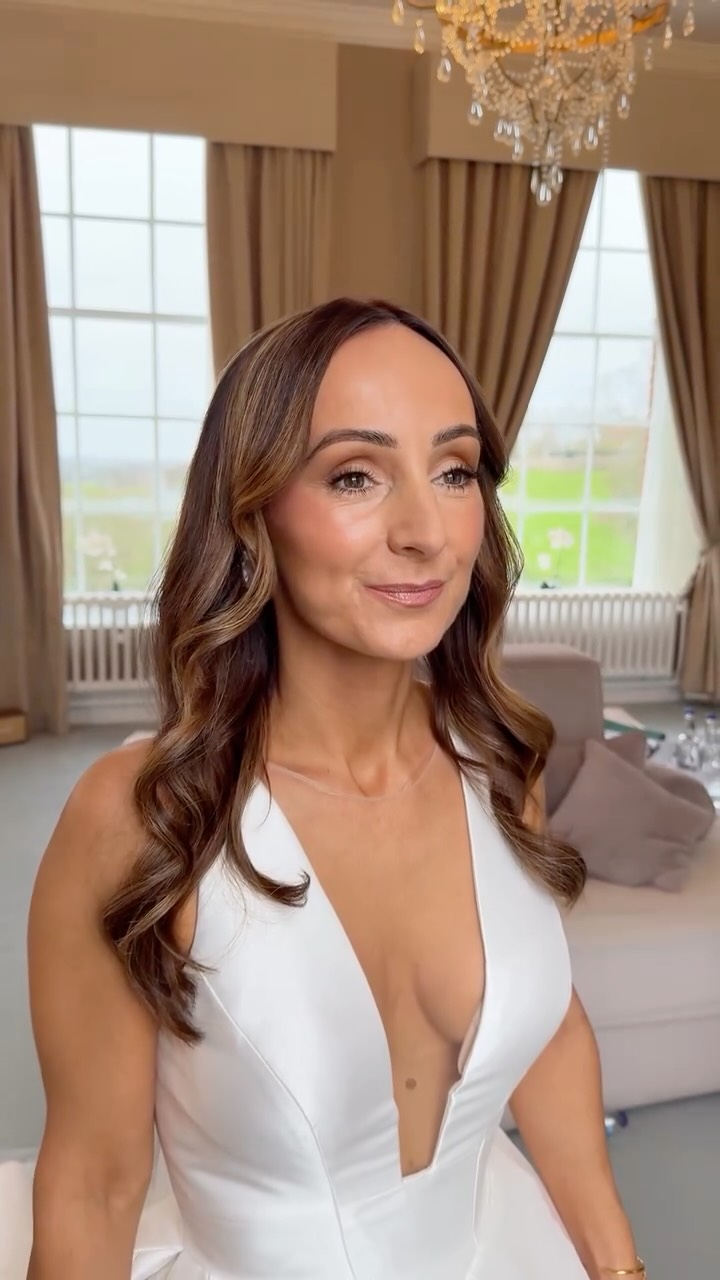 The definition of ‘We were girls together’ 🥹
Matte eye and bronzey radiant skin. A total showstopper look for Laura on a glamourous December day ✨
Hero products for the look:
@armanibeauty eyeshadow
@yslbeauty bronzer and blush
@hourglasscosmetics lip
@sixxbeauty lashes
A room full of the best girly energy, I’ll never forget Laura’s little girl wanting to be involved in all the special moments. A morning she will remember forever 💍🤍
#girls #bridalmua #shropshirebride #hawkstonehall #makeup