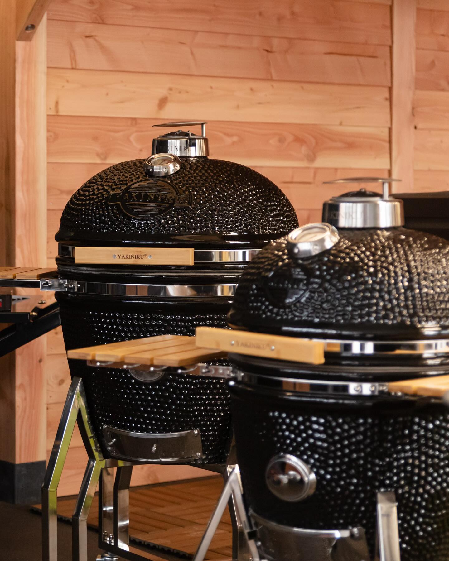 Wij zijn officieel dealer van YAKINIKU!
Bij ons kun je terecht voor de aankoop van hoogwaardige kamado barbecues en alle bijbehorende accessoires. Of je nu een beginnende BBQ-liefhebber bent of een echte grillmaster, met YAKINIKU haal je topkwaliteit en ultieme smaakbeleving in huis.
🔥 Kamado BBQ’s van topkwaliteit