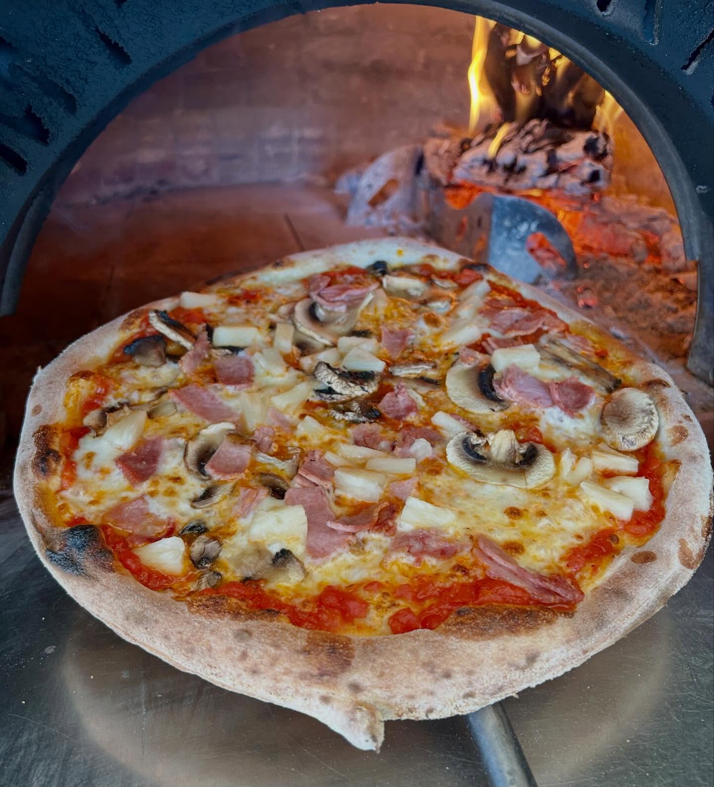 Can’t beat a Ham, Mushroom & Pineapple on a sunny day like today 🌞 🍖 🍄🟫 🍍
#pizza #hamandpineapple #surrey #pizzagram
