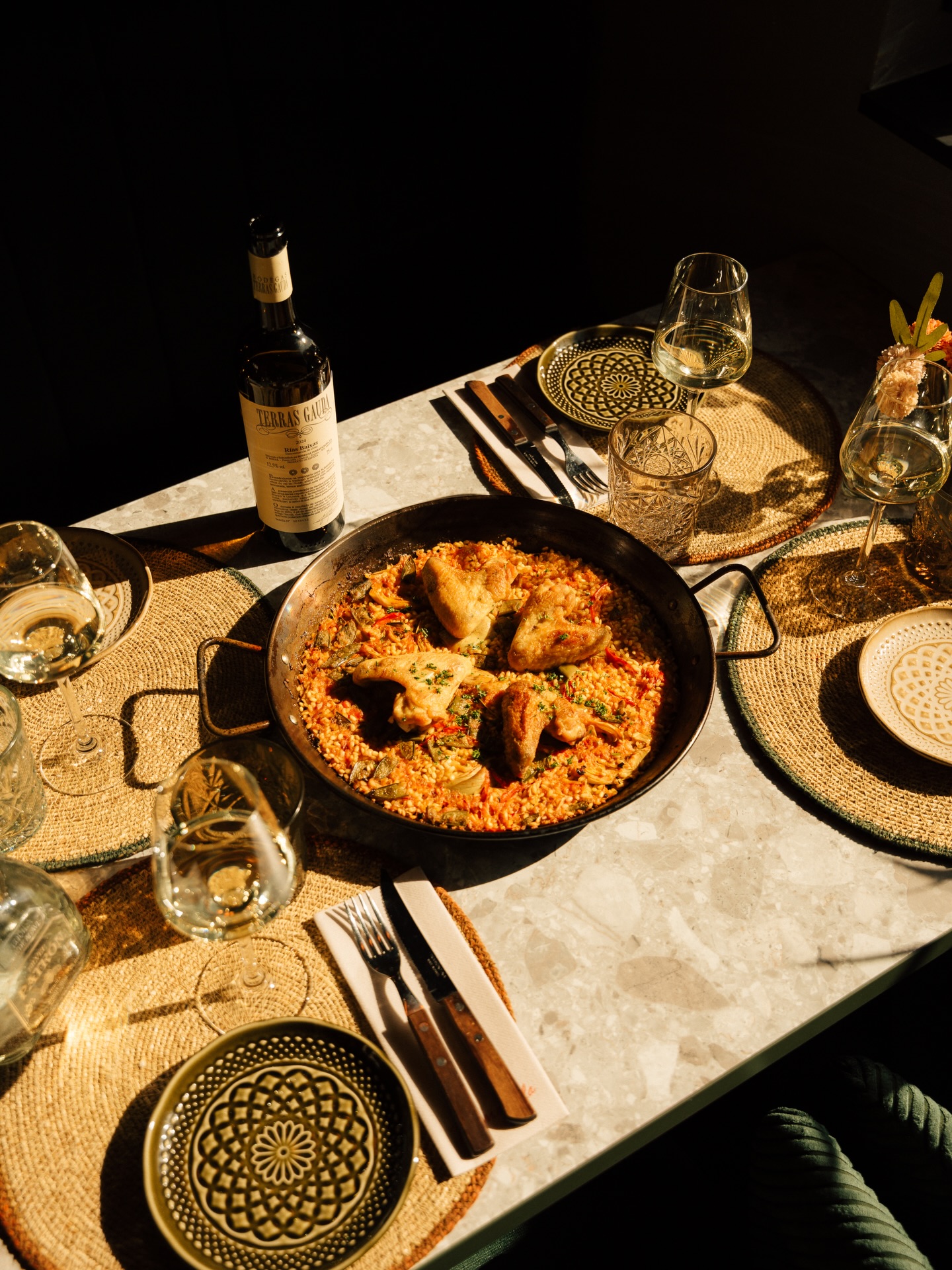 ¡PAELLA. YEAH! 🕊️🌸🌵
——
Ab heute. Immer donnerstags. Wir servieren hausgemachte Paella zusätzlich zu unserer normalen Tapas- & Steak-Karte. Lust auf richtige Urlaubsvibes? Dann kommt rum! Wir haben für heute Abend nur ein gewisse Menge vorbereitet.
la vida es ahora, no más tarde. 🫦🍸🍹🌵
¡hasta ahora! 💋
• PALOMA LOLA - bar de tapas
• Ochsenstraße 1, 48529 Nordhorn
_______________
#palomalola #tapas #cocktails #restaurant #bar