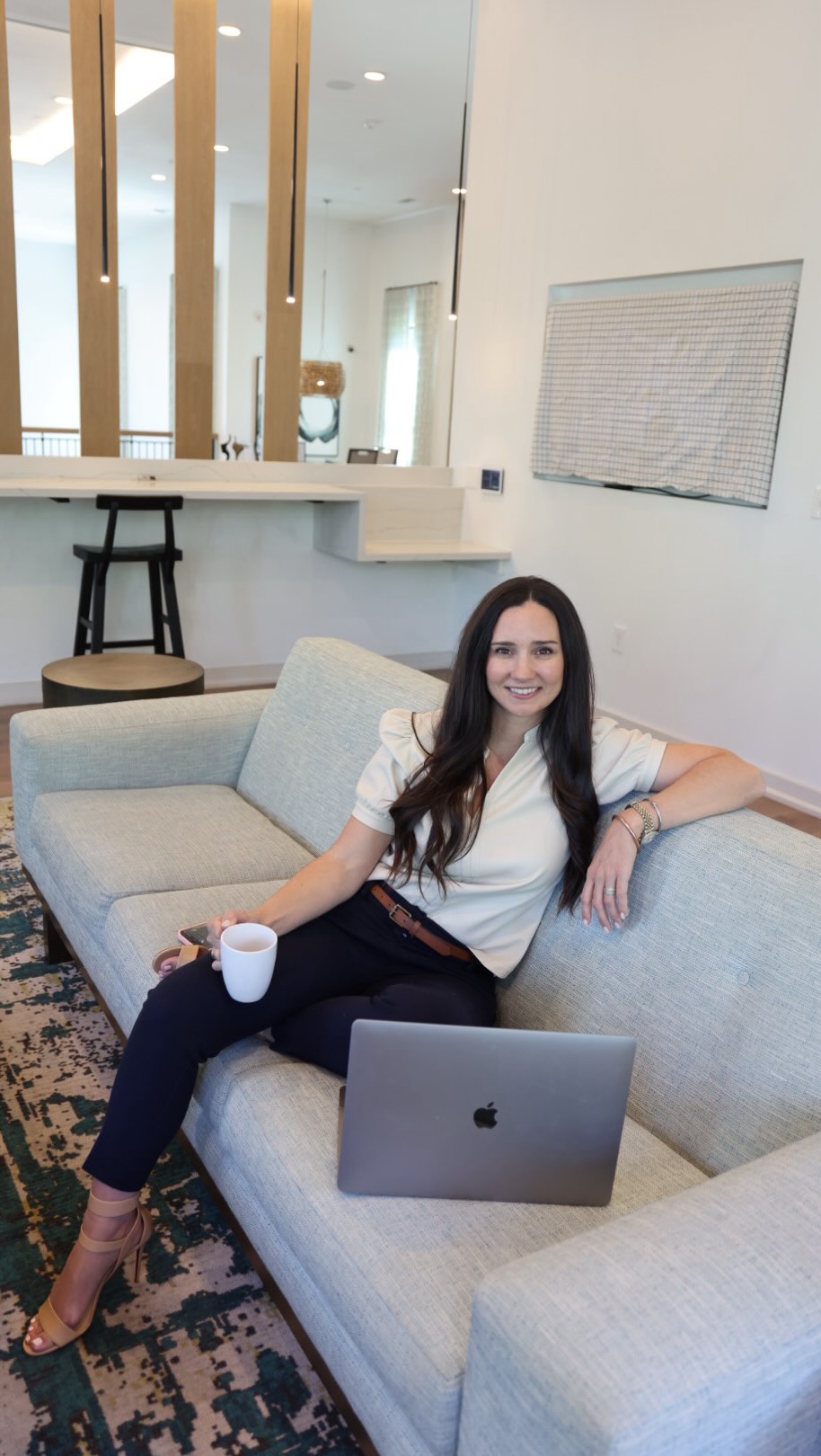 Let’s talk about the differences between being a content creator and an influencer. While they do share some overlap in skill sets and gear required, their goals are completely different. Influencers focus on persuasion, while content creators focus on education and entertainment. If you have ever considered content creation or becoming an influencer as a career, you will want to follow along in April as Social Southern Creative navigates everything you need to know about both careers. #jacksonville #contentcreatortips #influencermarketingagency