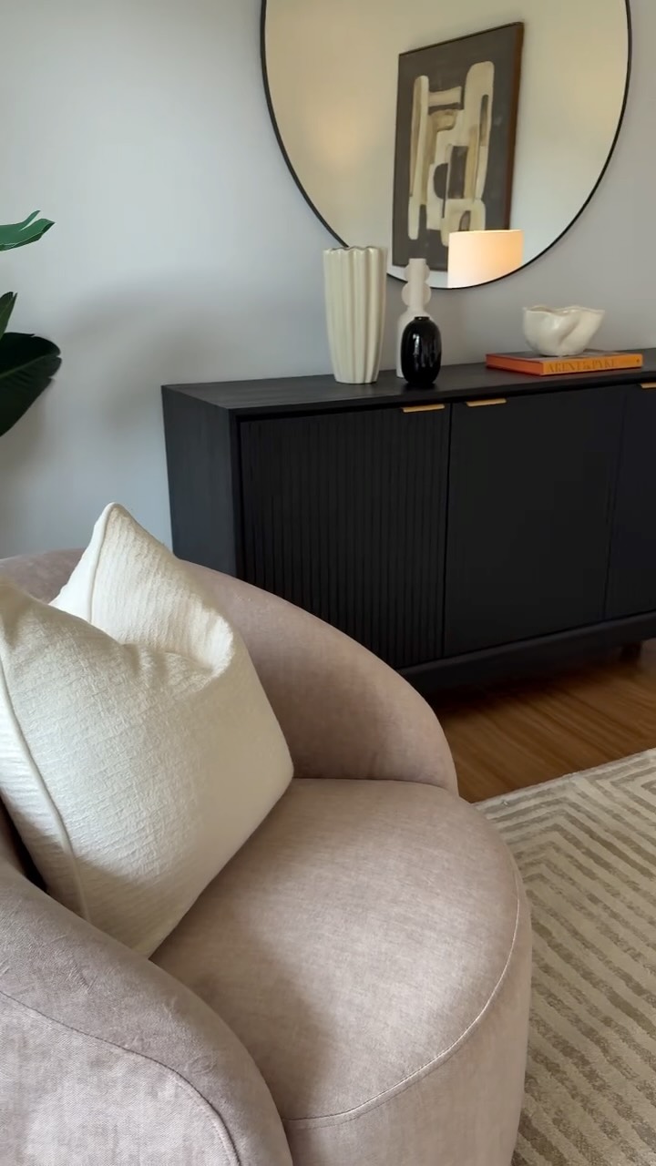 A modern take on a Federation home, reimagined 🏡✨
•
•
•
#FederationHome
#ModernHeritage
#PropertyStylingSydney
#LuxuryPropertyStyling
#SydneyPropertyStylist