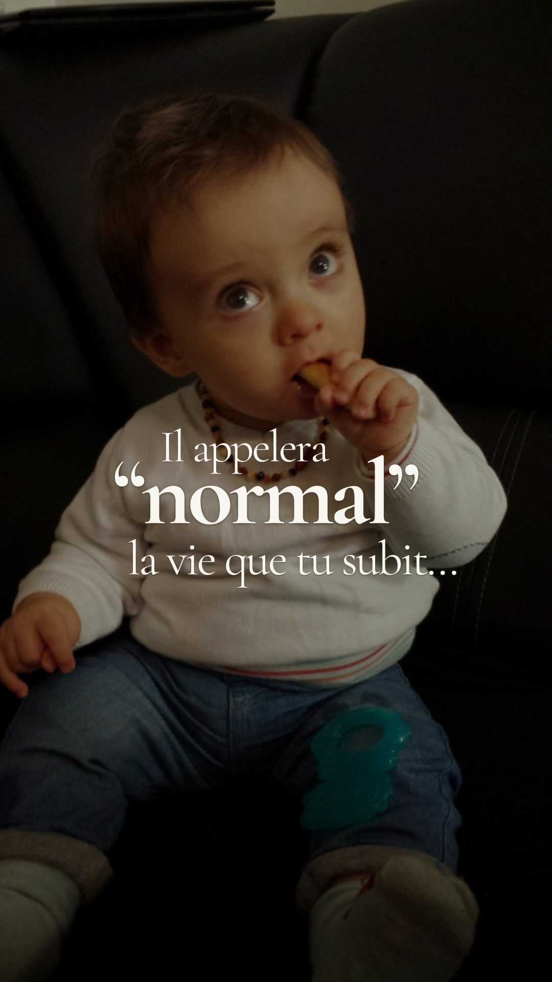 Tu t’oublies → ton enfant s’oubliera.
Tu te sacrifies → il pensera que l’amour, c’est se sacrifier.
Tu te tais → il pensera que sa parole n’a pas de valeur.
Tu acceptes l’inacceptable → il pensera que c’est ça, la vie normale.
Tu restes par peur → il apprendra à rester par peur.
Tu n’oses pas → il n’osera pas.
Tu te suradaptes → il pensera qu’il doit être quelqu’un d’autre pour être aimé.
On croit qu’on protège nos enfants en tenant, en supportant, en encaissant, en évitant les vagues.
Mais en réalité, on ne leur apprend pas à être heureux!
➡️On leur apprend à endurer.
Un enfant ne fait pas ce qu’on lui dit, il fait ce qu’il voit…
Donc la question n’est pas :
“Quel avenir je veux pour mon enfant ?”
La vraie question c’est :
“Est-ce que la manière dont je vis aujourd’hui
est une vie que je souhaite à mon enfant ?”
Parce qu’au fond, nos enfants n’ont pas besoin de parents parfaits.
Ils ont besoin de parents qui ont le courage
de se choisir…
“Arrête de vouloir un enfant heureux si tu refuses d’être une femme heureuse.”
#parentalité #enfant #prisedeconscience