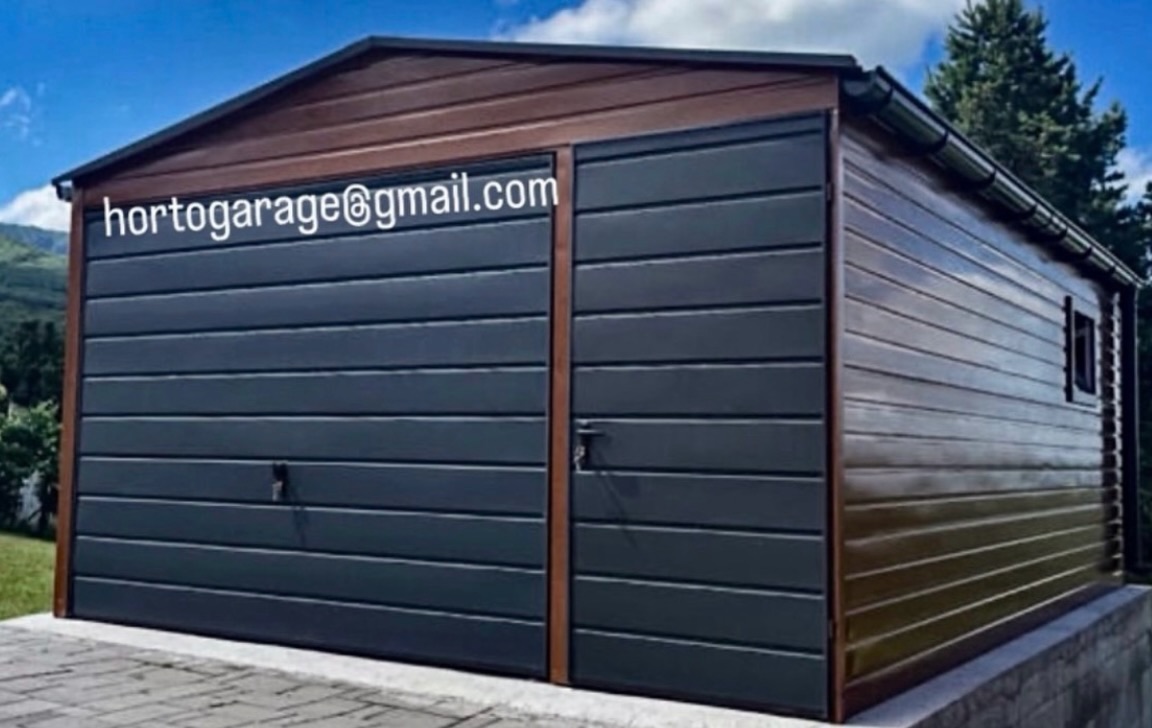 😃Wir präsentieren Ihnen unsere Garage – ein solides und modernes Objekt für universelle Nutzung.
📏Es handelt sich um eine Garage mit den Abmessungen 6 × 6 m und einer Höhe von 2,8 m.
🚪🔩Konstruktion:
Die Garage besteht aus einer Stahlkonstruktion aus geschlossenen Profilen, die eine hohe Steifigkeit und Haltbarkeit gewährleisten. Die Wände und das Dach bestehen aus horizontal verlegten Paneelen in holzähnlichem Braun. Das Dach ist mit einem Dachrinnensystem ausgestattet. An der Vorderseite befindet sich ein breites, graphitfarbenes Schwingtor und an der Seite eine zusätzliche Eingangstür, die den Zugang erleichtert, ohne dass das Tor geöffnet werden muss.
Farben:
– Wände: holzähnliches Braun
– Tor und Tür: Graphit
– Verkleidungen und Dachrinnen: dunkel
✅Vorteile:
robuste Konstruktion, Witterungsbeständigkeit, ästhetisches Aussehen, komfortable Nutzung dank zusätzlicher Tür.
🚗🎿🧰Verwendung:
Garage für ein Auto, Lagerung von Werkzeugen und Gartengeräten, Werkstatt oder Hauswirtschaftsraum.
💻📲👨💻 eine ähnliche Garage oder andere Details wünschen, mailen Sie hortogarage@gmail.com, gehen Sie auf den Link in der Bio oder rufen Sie an