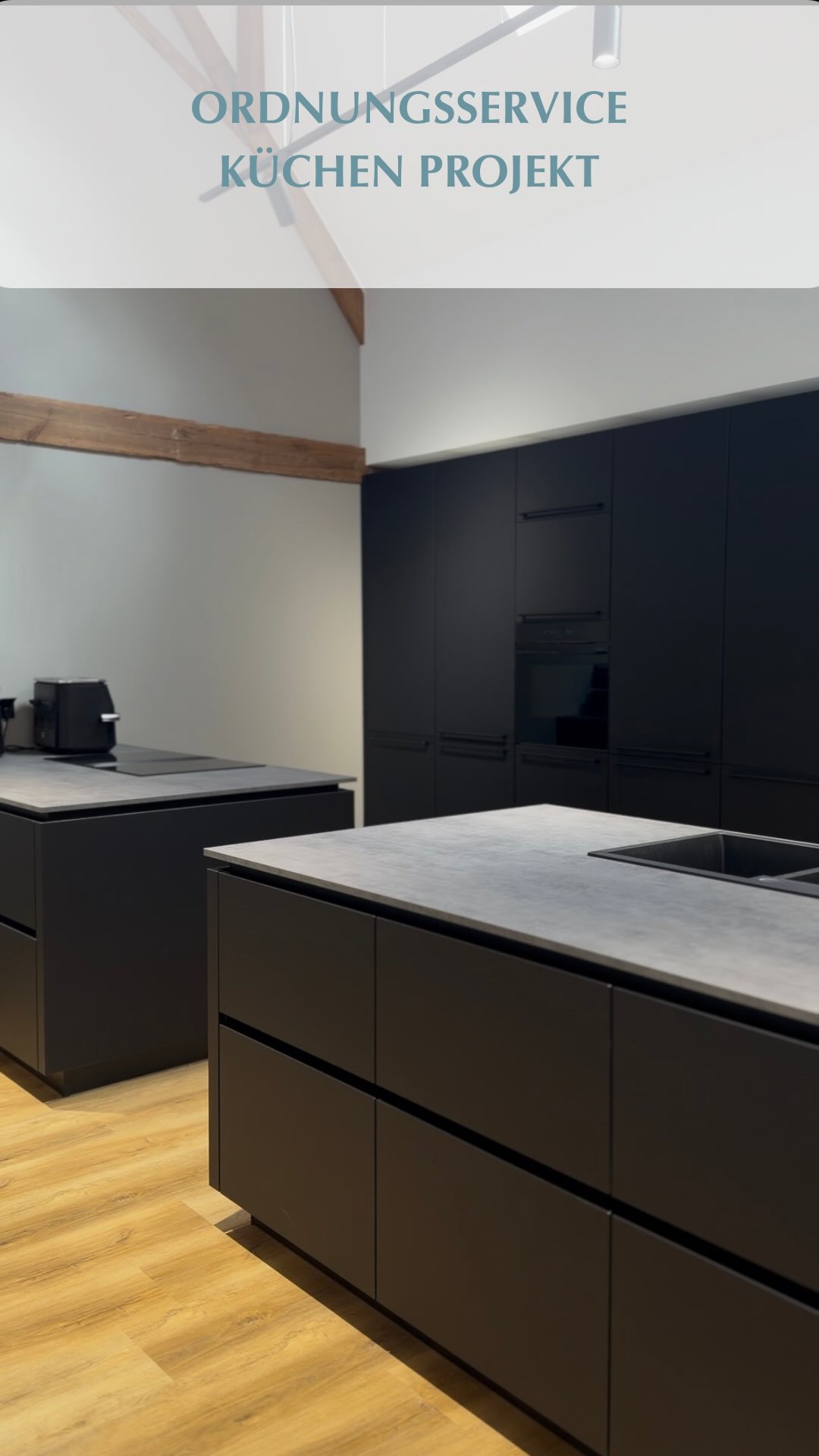Ordnungsservice - Küchen Projekt
Von kleiner Küche in eine große ziehen und plötzlich ist da richtig viel Platz.
Klingt nach Traum?
Kann aber schnell im Chaos enden, wenn alles einfach nur „irgendwo“ landet.
Die Lösung ist ein System.
Und die richtigen Organizer, die dir den Alltag wirklich erleichtern.
Denn mehr Platz heißt nicht automatisch mehr Ordnung,
aber mit den passenden Lösungen wird’s genau das. 😉
Ich bin Melanie, deine Ordnungsexpertin und organisiere Schubladen, Schränke und Räume so, dass Ordnung endlich funktioniert und Aufräumen leichter wird.
ORDNUNGSSYSTEME FÜR ZUHAUSE
EFFIZIENTE RAUMORGANISATION
PROFESSIONELLE AUFRÄUMHILFE