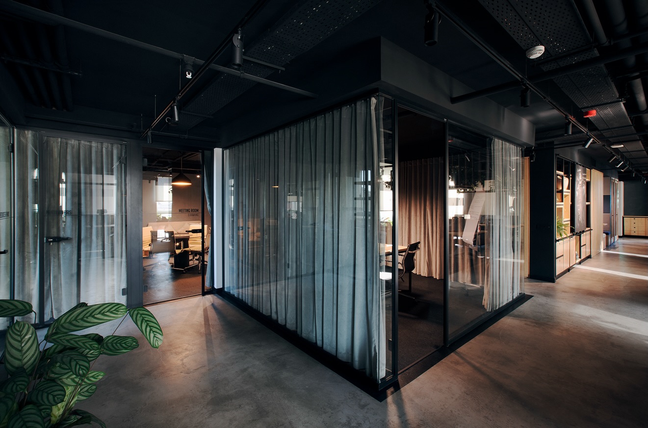 Ofisler ve iç mimarlarla çalışıyoruz; her proje bizim için hem oyun gibi, hem de ciddi bir challenge.
Çünkü bir mekânın ruhunu taşımak, onu doğru şekilde aktarmak bizim sorumluluğumuz — üstelik çoğu zaman sınırlı bir sürede.
Işığın, malzemenin ve detayların doğru anda bir araya gelmesi gerekiyor.
Bu da her çekimi hem teknik hem sezgisel bir sürece dönüştürüyor.
Bu mekân ise tüm bu dengeyi en iyi hissettiren favorilerimizden biri.
Photography by OneMondayStudio
Retouched by OneMondayStudio