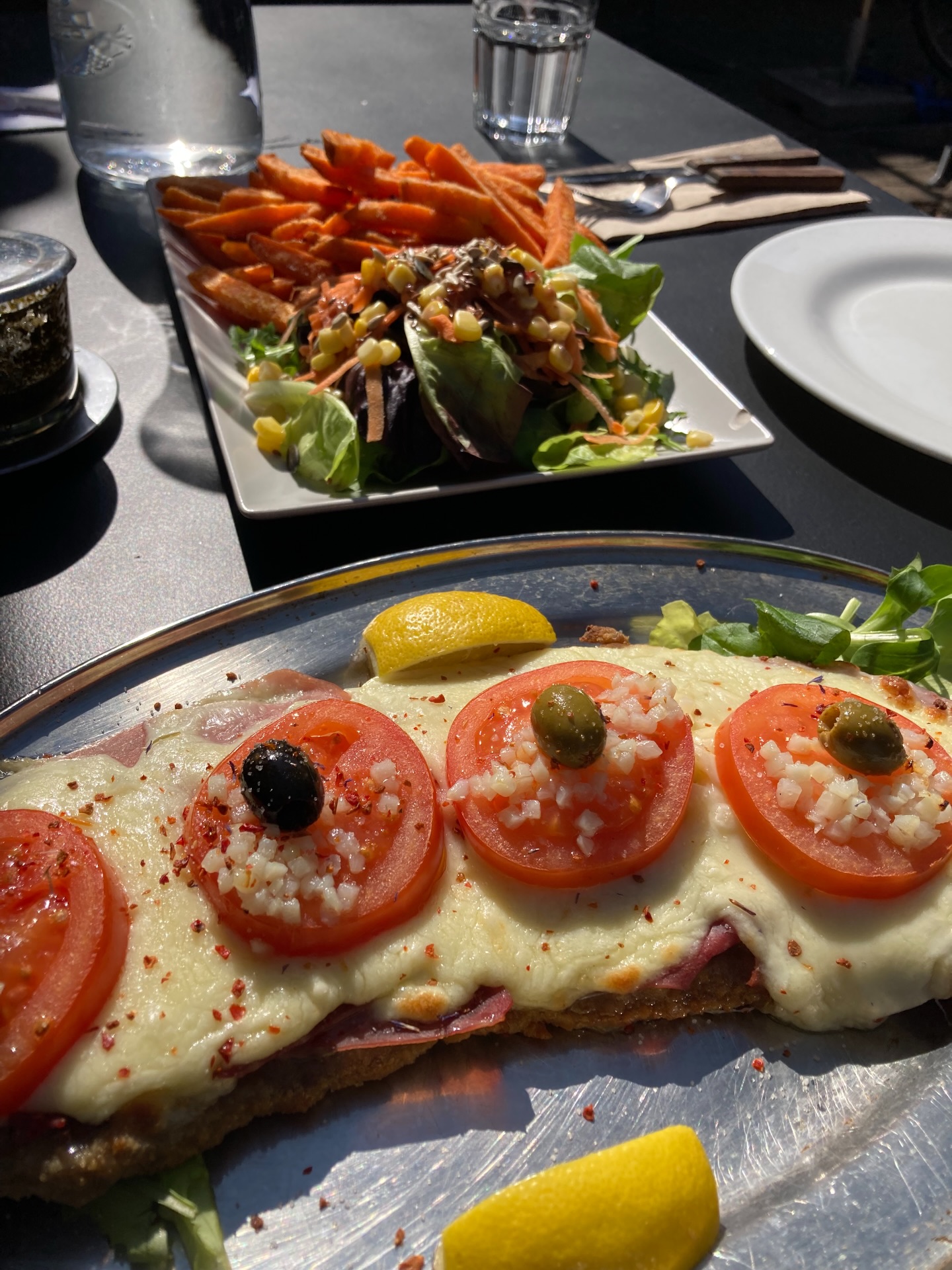 Milanesa napolitana!
Unsere panierten Rindschnitzel belegt mit Schinken, Käse, Tomaten und Oliven!
Ein perfektes Stück zum Teilen… mit wem kommst du vorbei?
#milanesa #chequelomo #argentina #basel #gastronomia