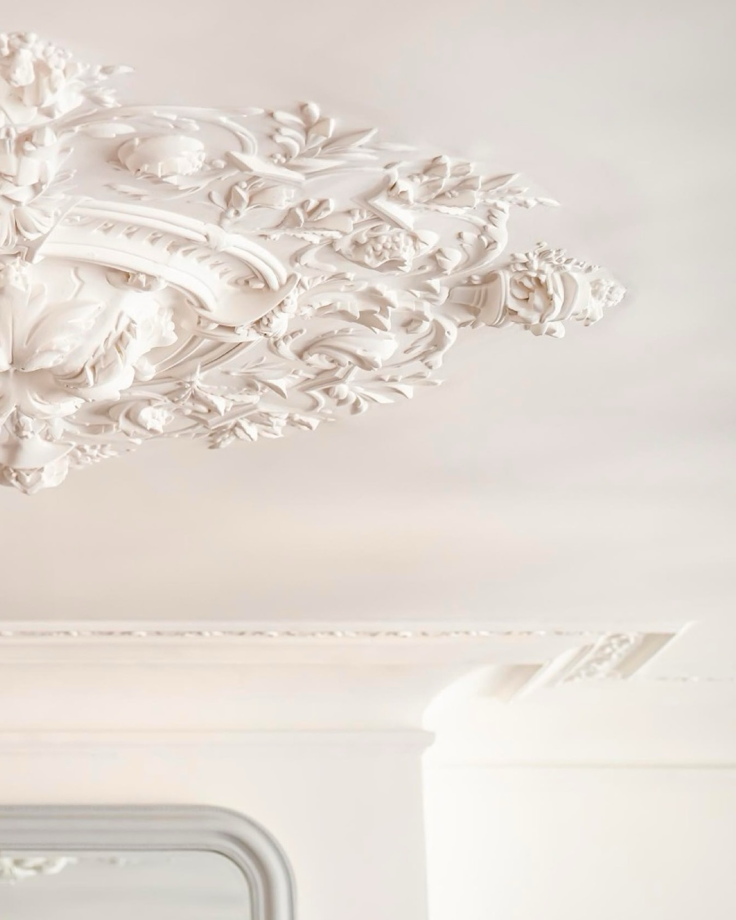 Redonner une âme à un lieu, c’est parfois révéler ce qui avait disparu ✨
Dans cet appartement haussmannien, nous avons choisi d’ajouter une nouvelle rosace en staff, sans contour, comme si chaque élément de décor avait été posé un à un, avec délicatesse et intention.
Ce travail s’inscrit dans une démarche plus globale de mise en valeur : parquet en point de Hongrie, fenêtres à gueule de loup, corniches restaurées ou recréées… Chaque détail compte pour retrouver l’élégance d’origine.
Ces rosaces, centrées sur les espaces de vie, viendront bientôt accueillir des suspensions qui souligneront la douceur et l’équilibre du salon.
Un dialogue entre patrimoine et intervention contemporaine, pour redonner tout son cachet à cet intérieur.
Photo @julien_pepy_photographe
Rosace @staff.decor
#architectureinterieure #renovationhaussmannien #decorationinterieur #patrimoine #designfrancais